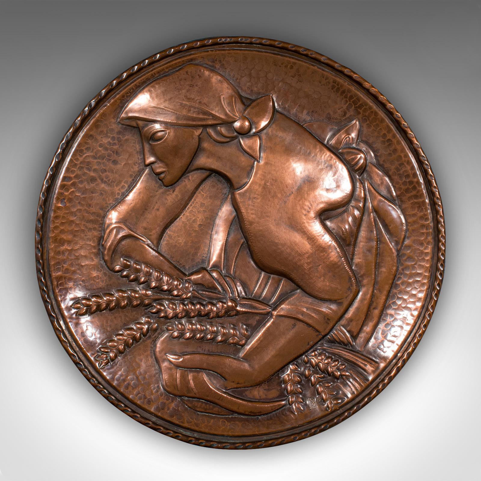 
Dies ist ein großes Vintage-Relief-Ladegerät. Ein belgisches, handgeschlagenes, dekoratives Kupfertablett aus dem frühen 20. Jahrhundert, um 1930.

Faszinierendes Relieftablett mit einem prächtigen Erntemotiv in der Mitte
Zeigt eine wünschenswerte