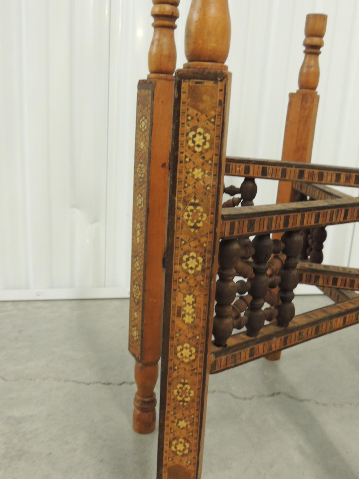 Fait main Grande table d'appoint ronde à plateau décoratif indien Repoussé avec support en bois