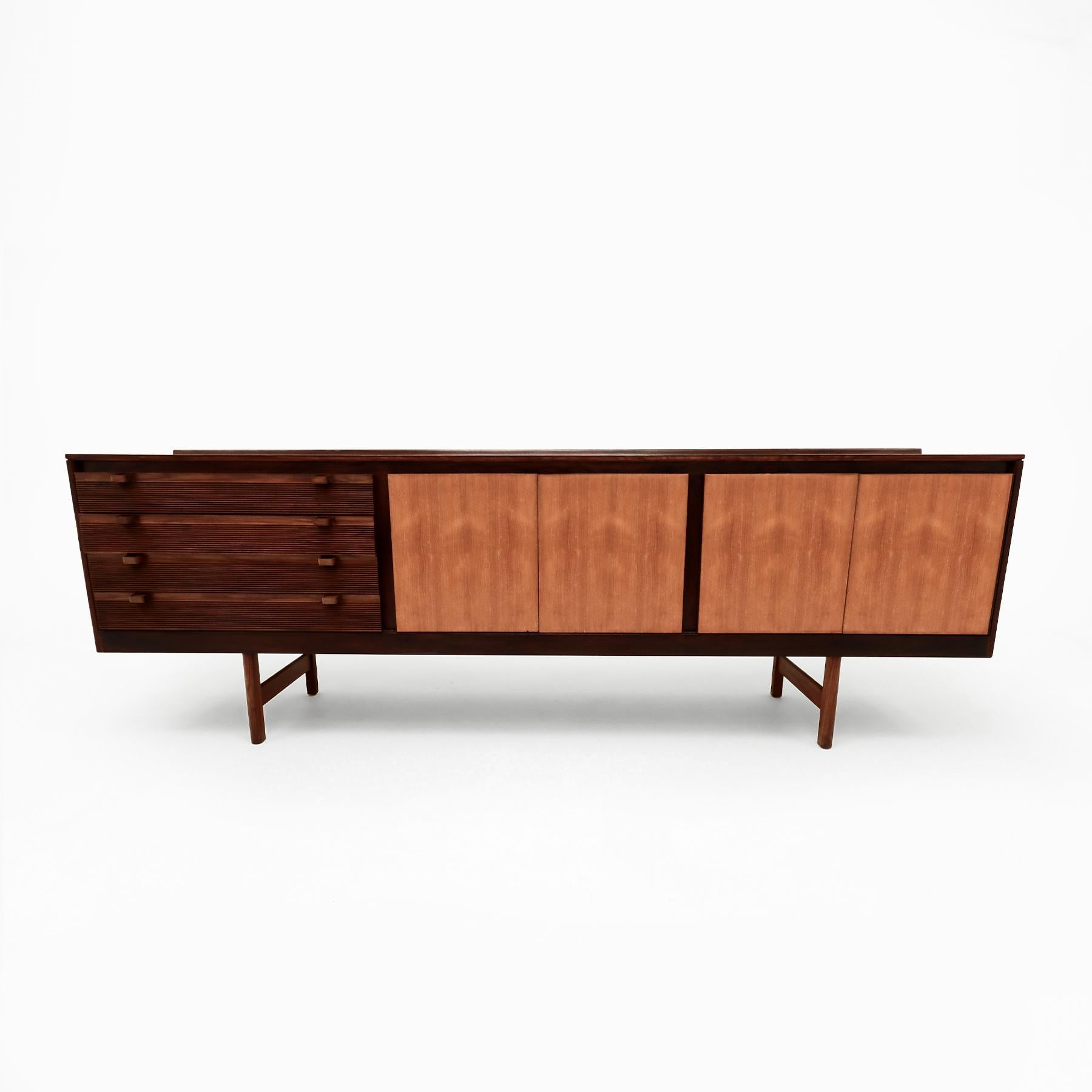 Mid-Century Modern Grand buffet vintage Robert Heritage du milieu du siècle dernier en teck, Afromosia et Sapele  en vente