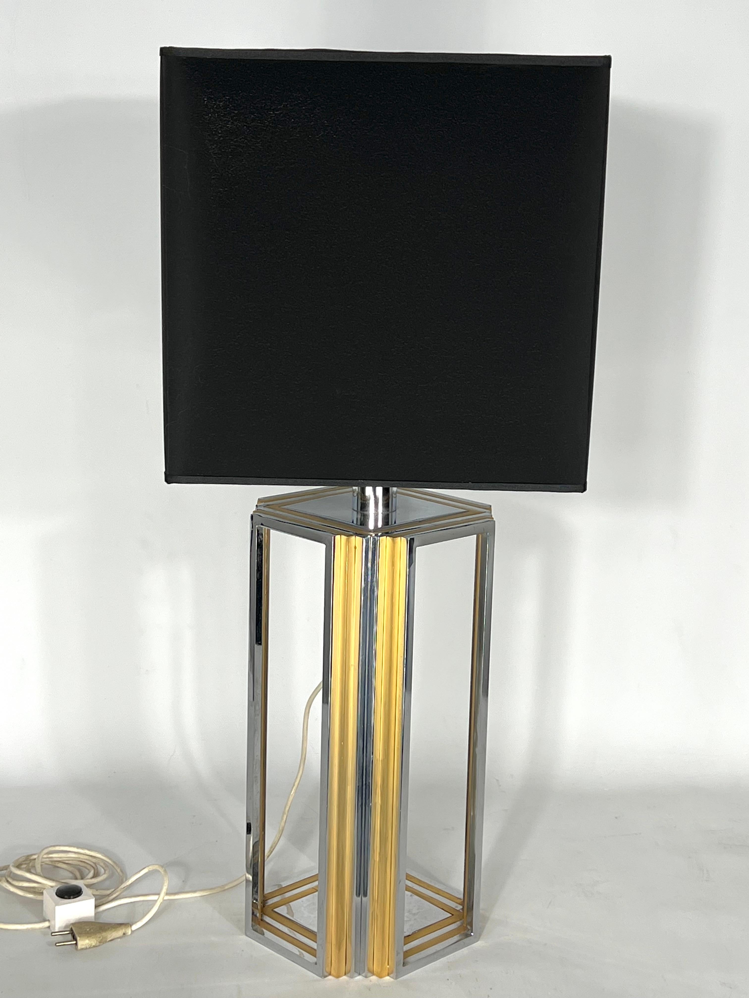 Great vintage condition with normal trace of age and use for this table lamp made from chrome and brass and attributed to Romeo Rega. No label or signature. It mounts a single socket for E27 lamp. Produced in Italy during the 70s. Dimensions with