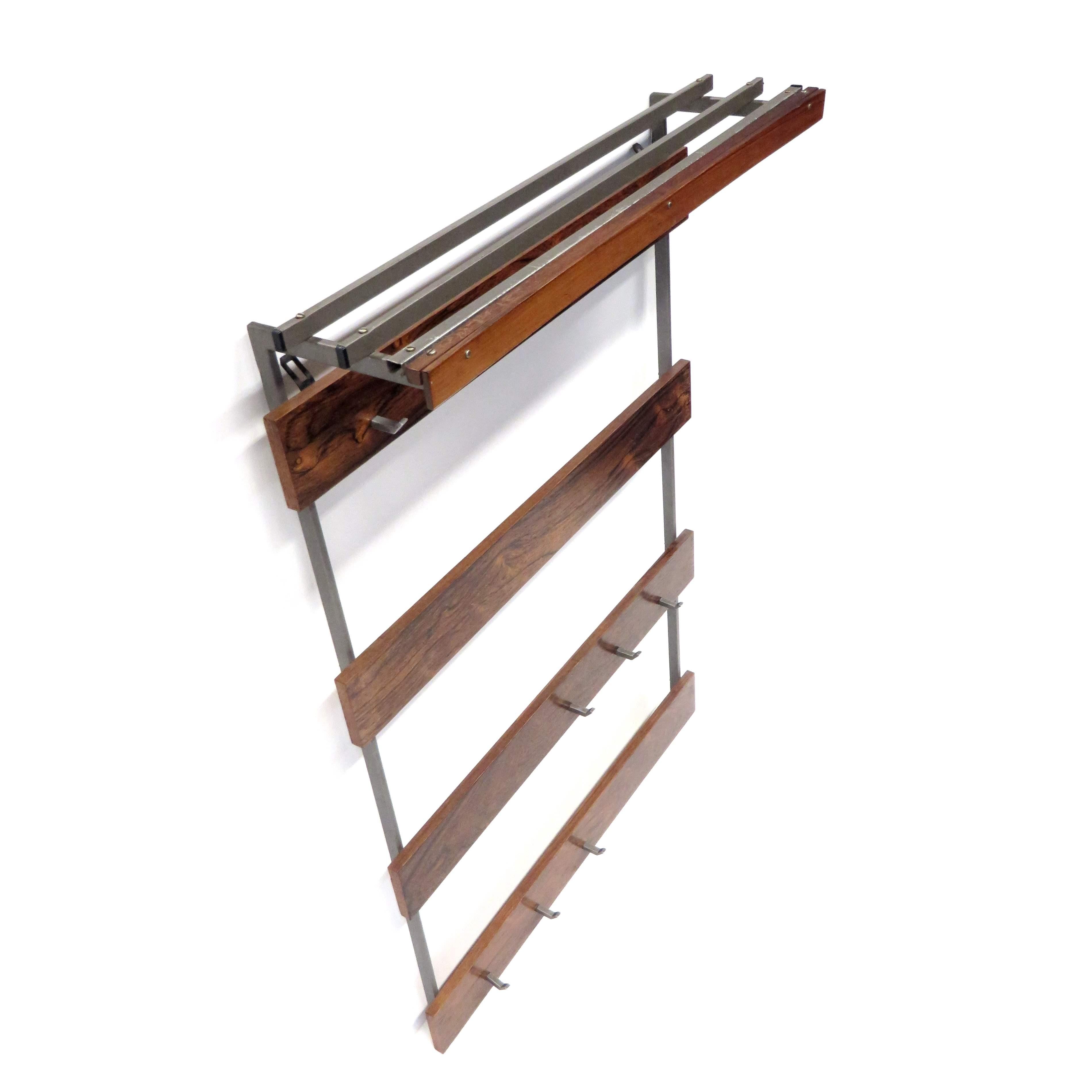 Gran perchero vintage de palisandro con ganchos fabricado en los años 60 Madera en venta
