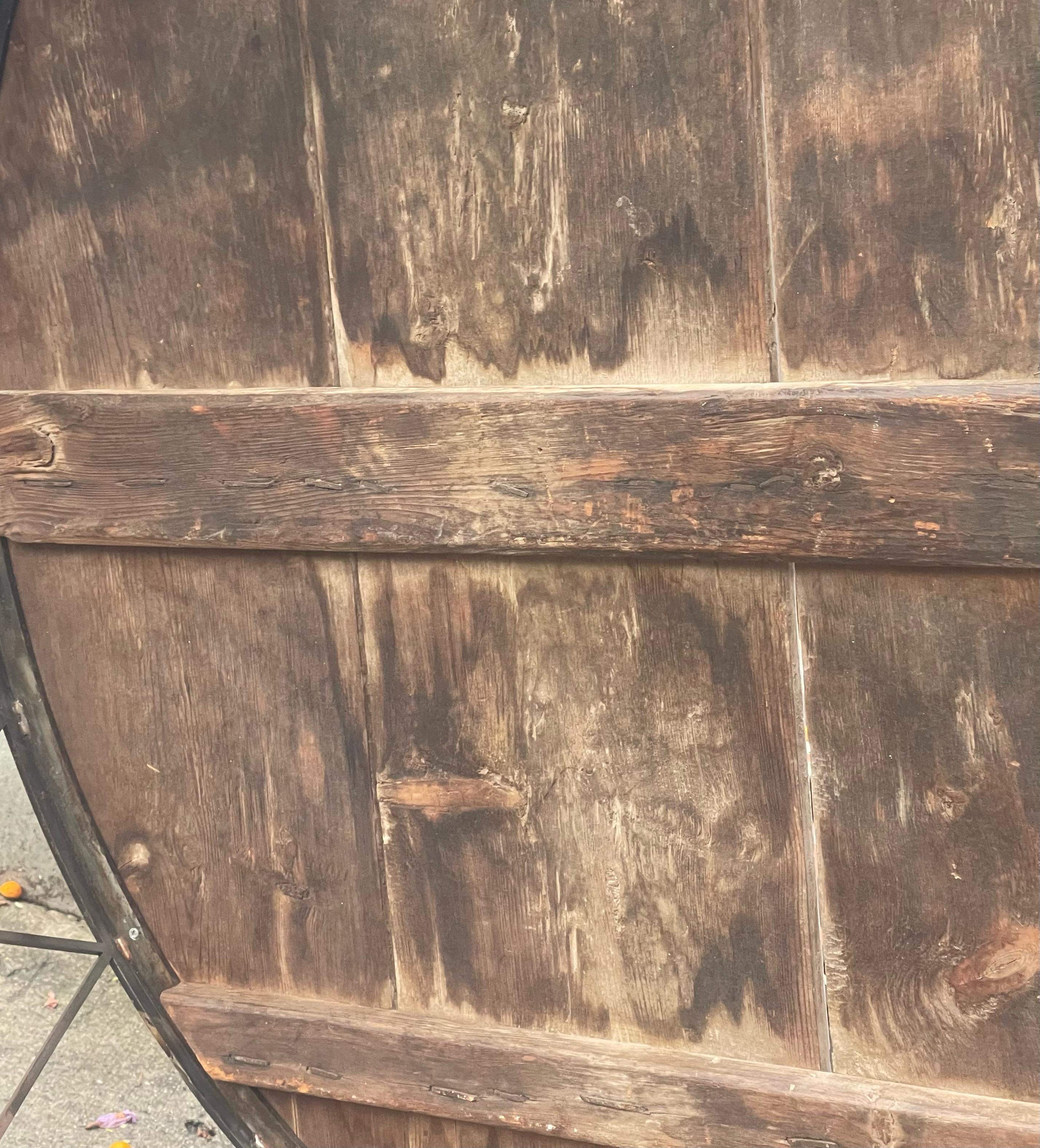 Iron Large vintage round coffee table in reclaimed wood For Sale