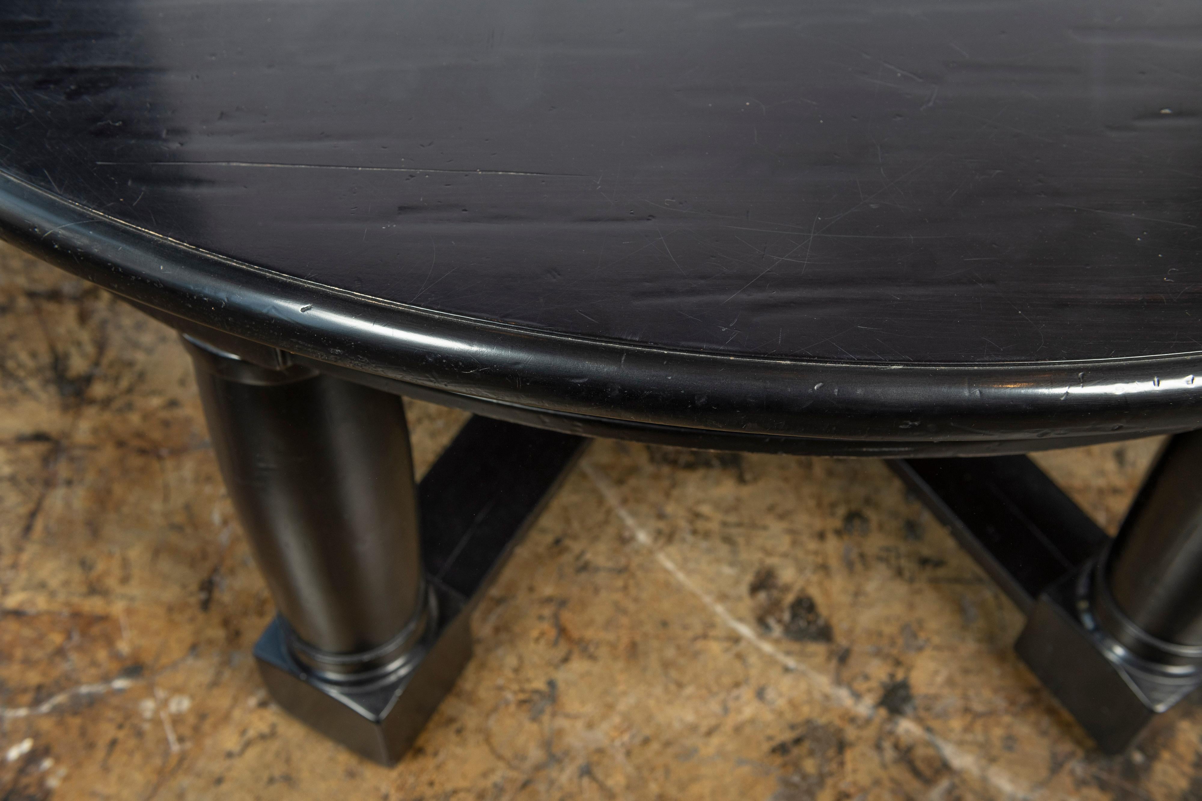 Gran mesa redonda vintage de madera pintada de negro 3