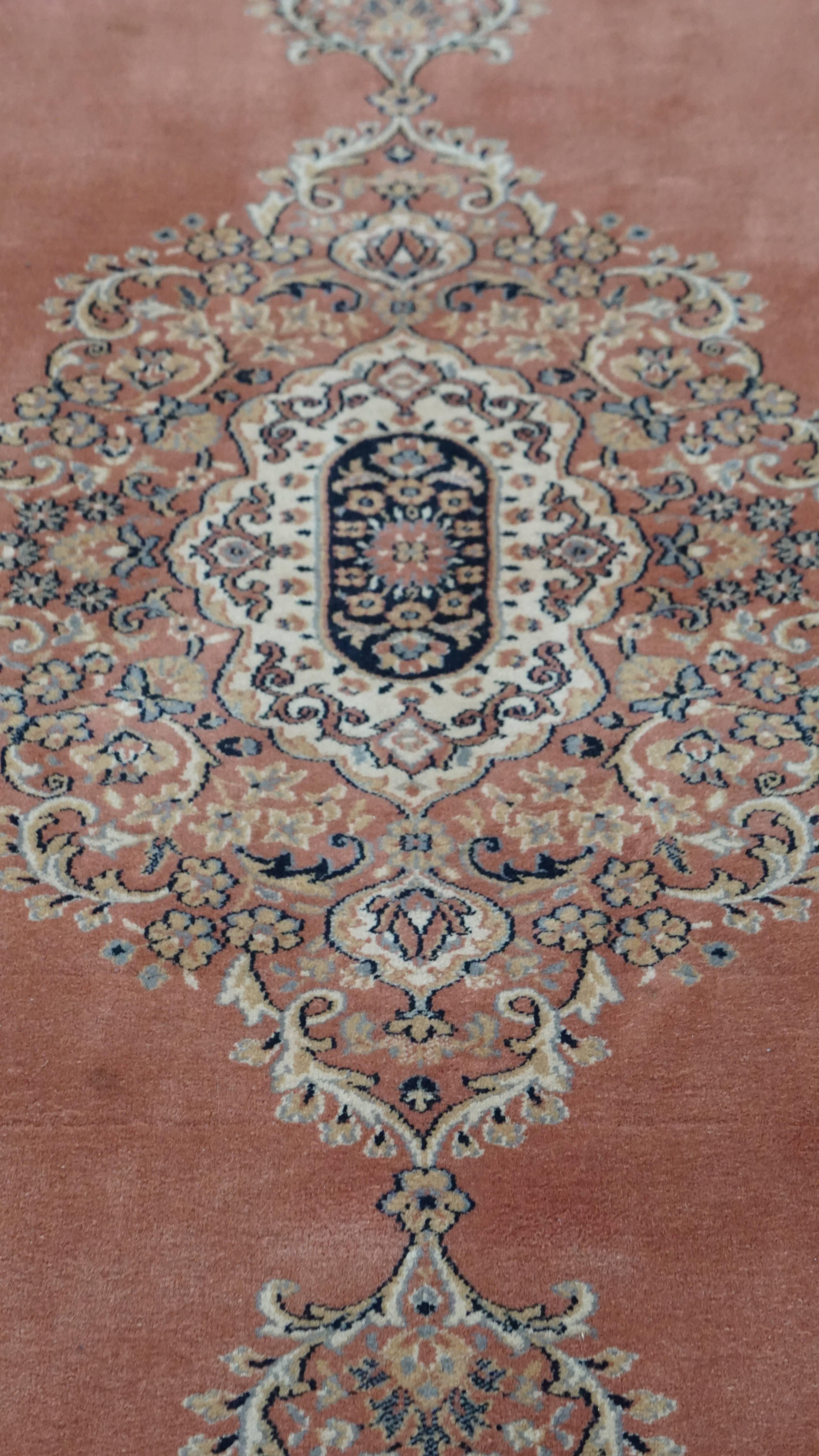 Angeboten wird dieser große Vintage-Orienteppich mit schönen weichen Farben und schönen Mustern in den Maßen 300x200cm. 

Bringen Sie Wärme und Charme in Ihr Zuhause mit diesem atemberaubenden Teppich. Es zeichnet sich durch elegante Farben und