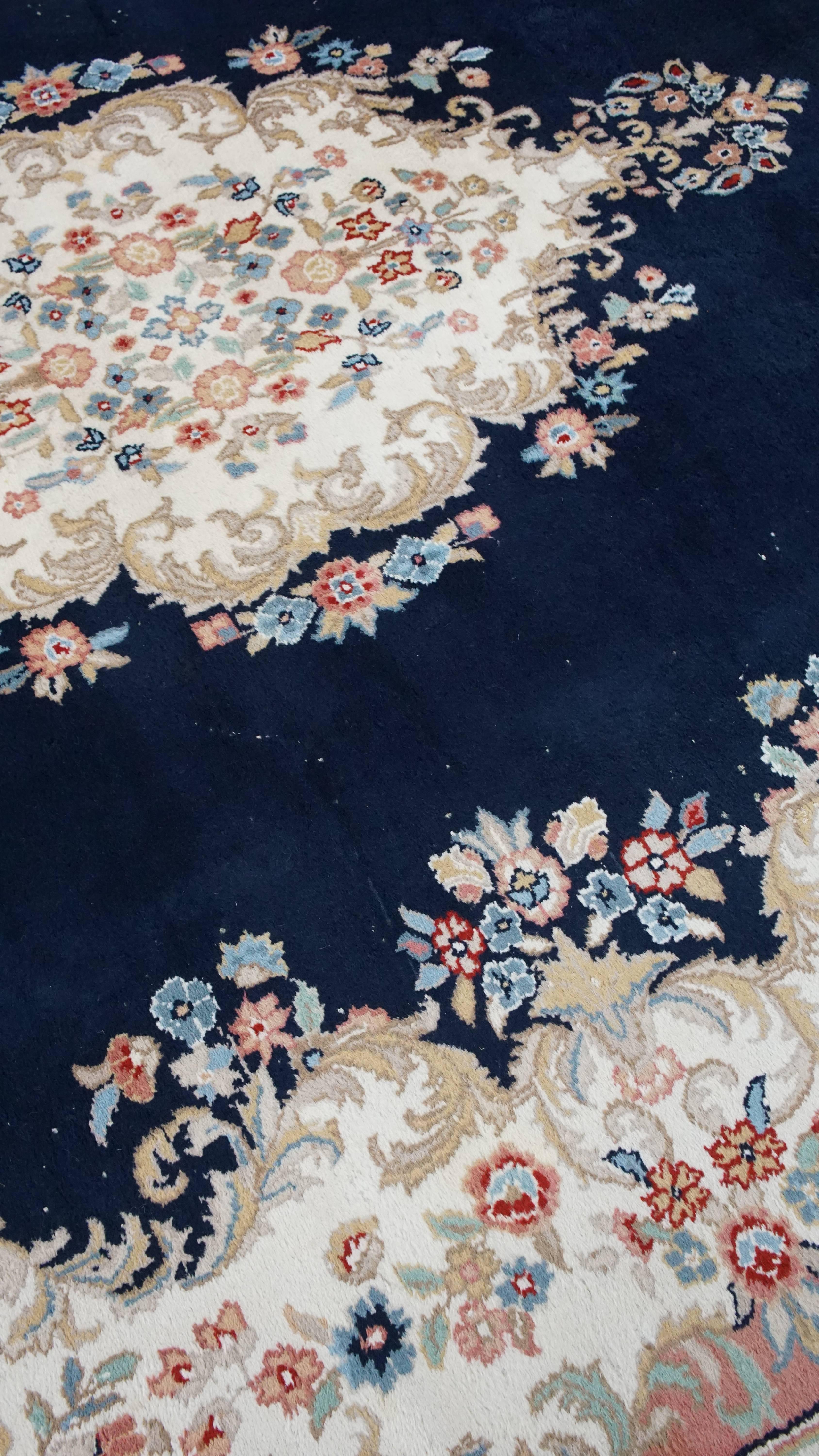 Großer Vintage-Teppich/Teppich mit dunkelblauen und rosa Tönen 328x238 cm im Angebot 3