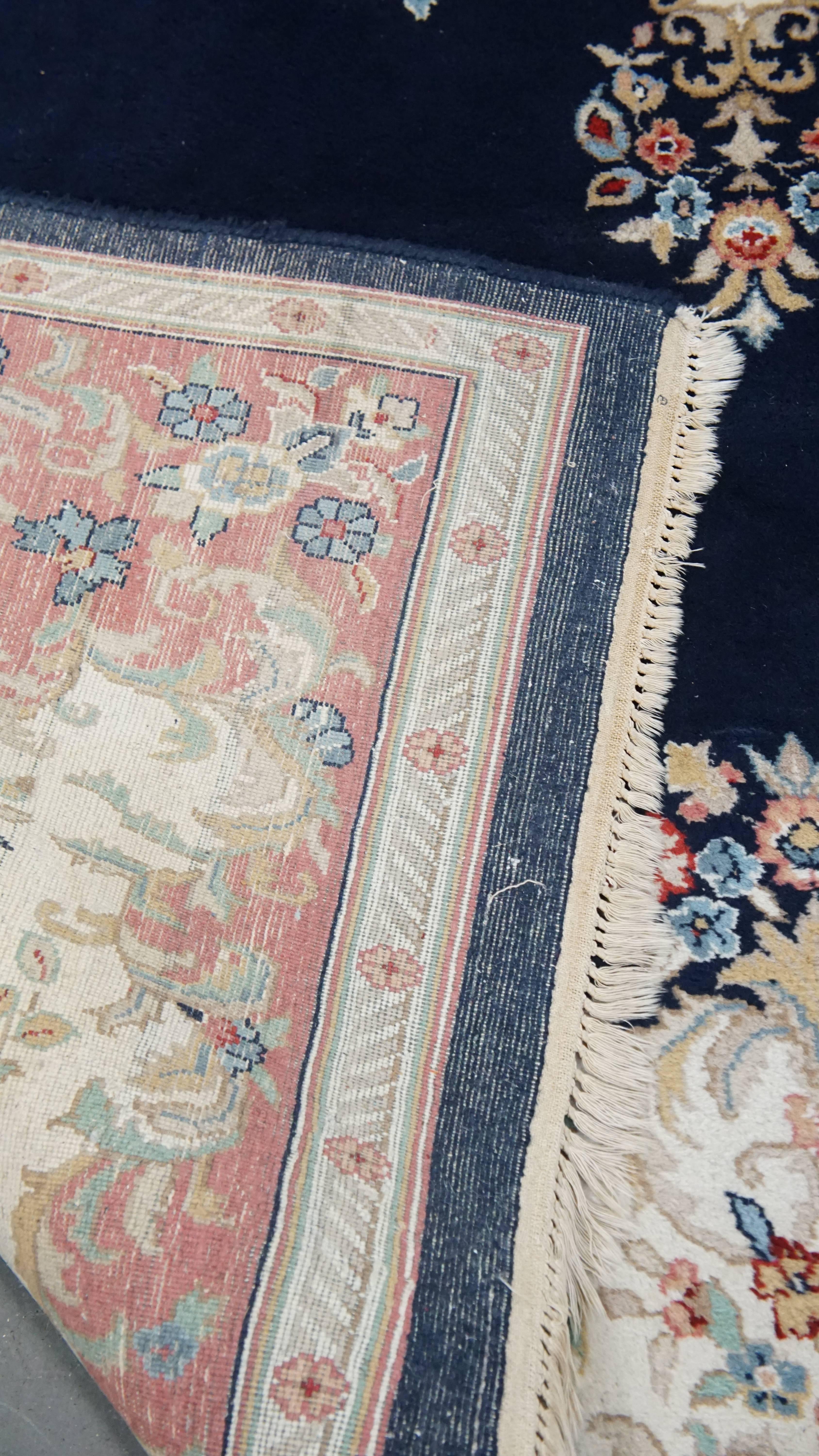 Großer Vintage-Teppich/Teppich mit dunkelblauen und rosa Tönen 328x238 cm im Angebot 6