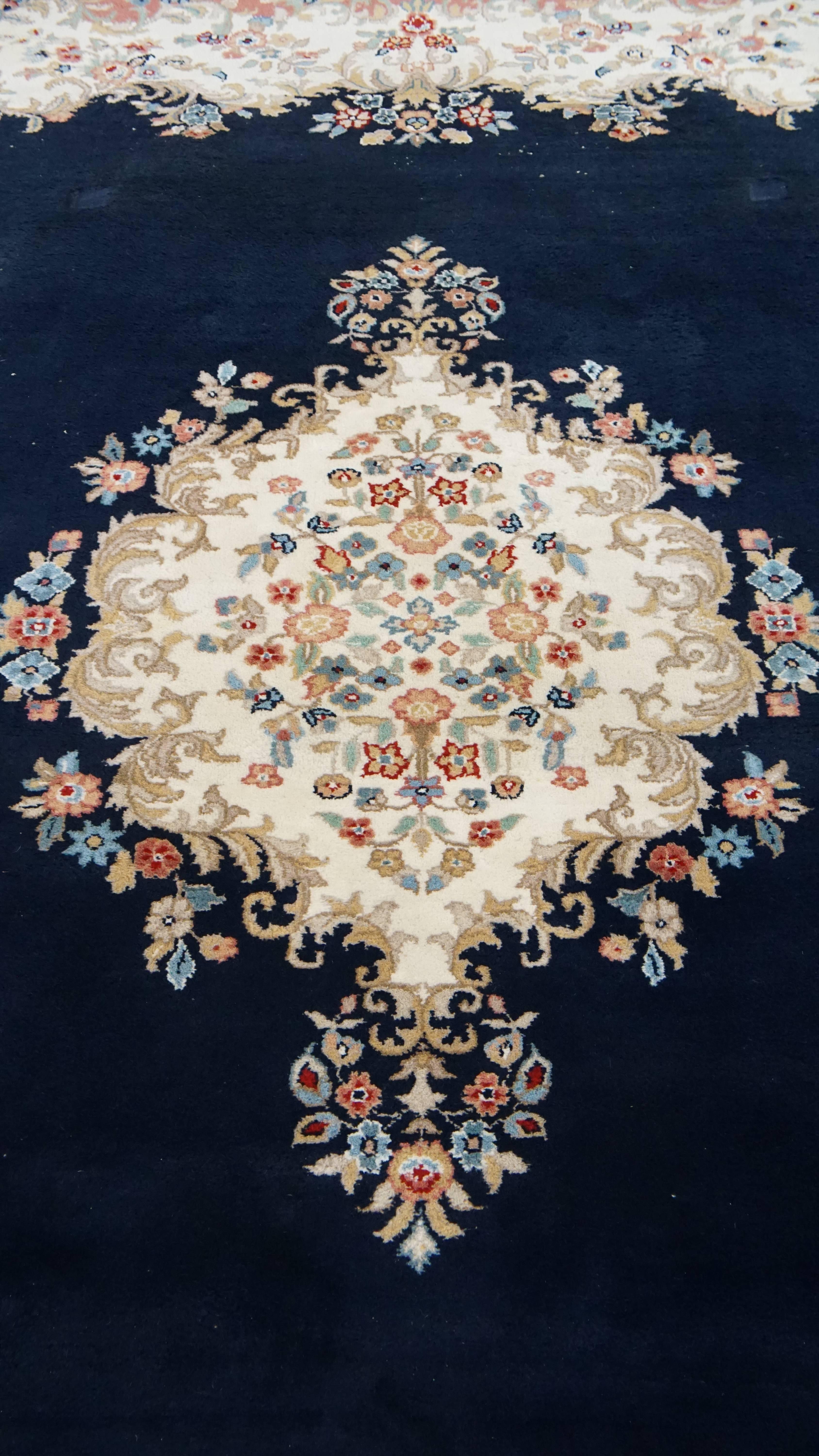 Der hier angebotene große Vintage-Teppich von Kirman ist überwiegend in dunkelblauen und rosafarbenen Tönen gehalten und mit schönen Mustern versehen. Er misst 328x238 cm. 

Bringen Sie Wärme und Charme in Ihr Zuhause mit diesem atemberaubenden