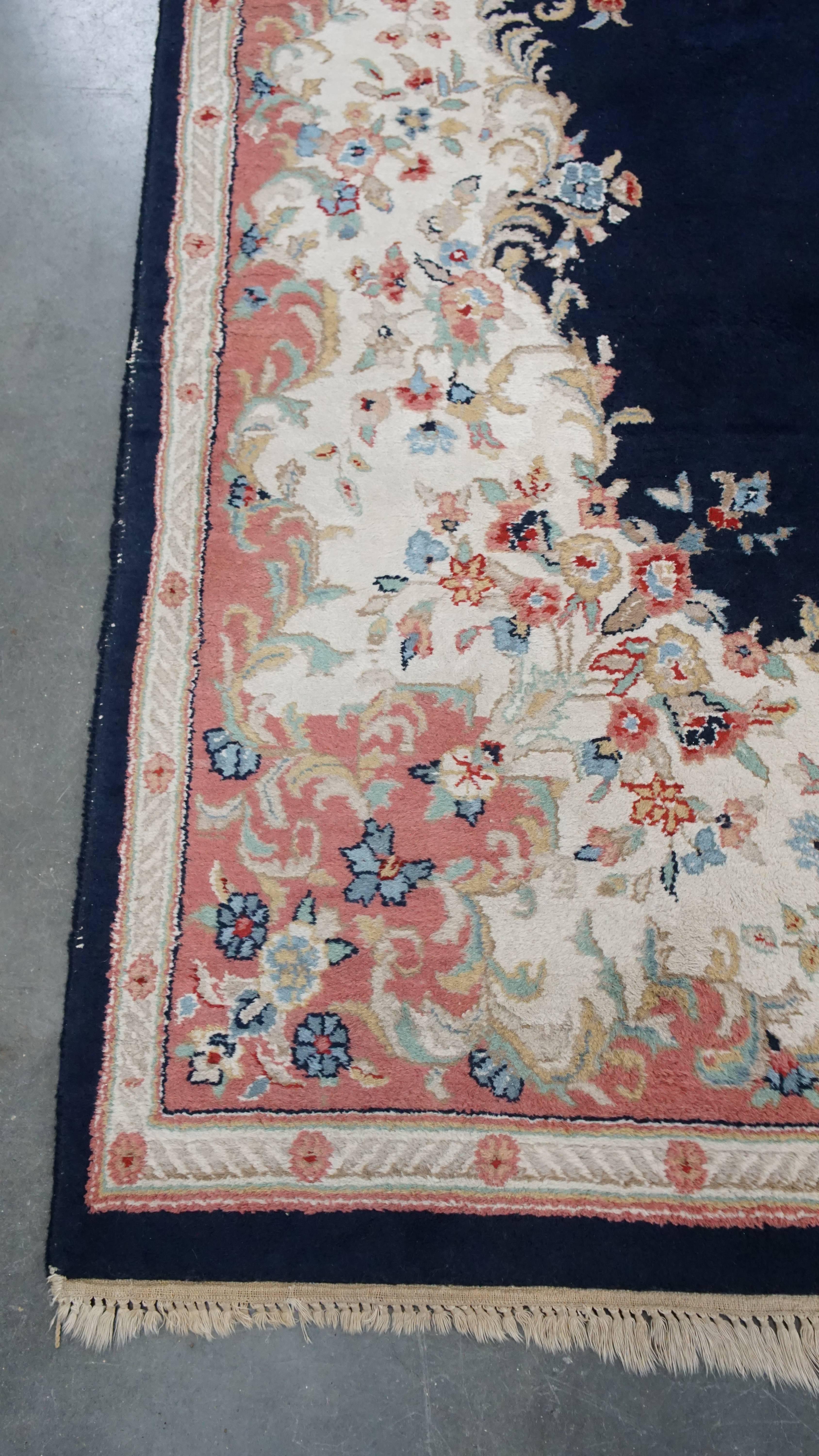 Großer Vintage-Teppich/Teppich mit dunkelblauen und rosa Tönen 328x238 cm (Klassisch-römisch) im Angebot