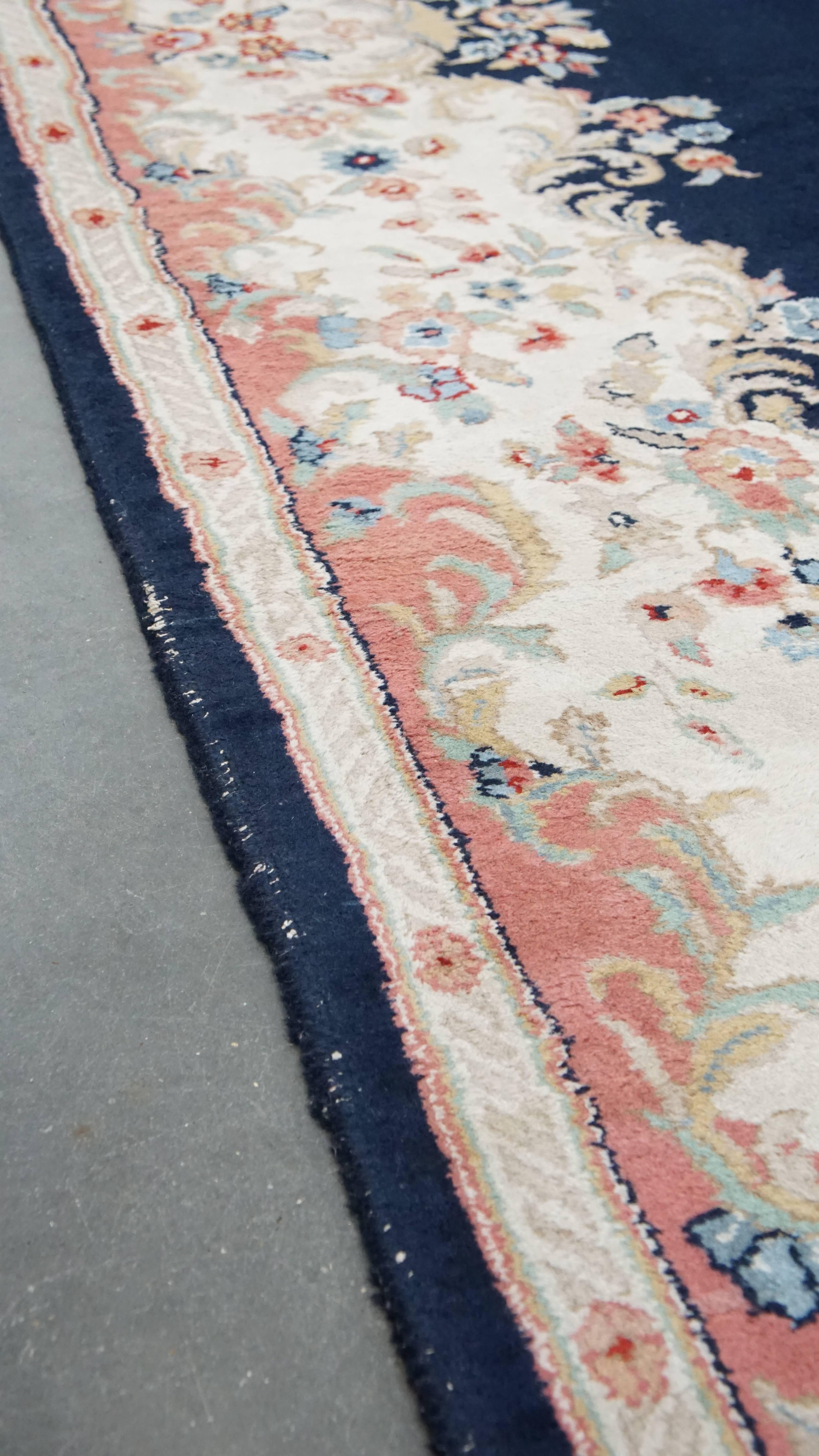 Großer Vintage-Teppich/Teppich mit dunkelblauen und rosa Tönen 328x238 cm (Handgefertigt) im Angebot