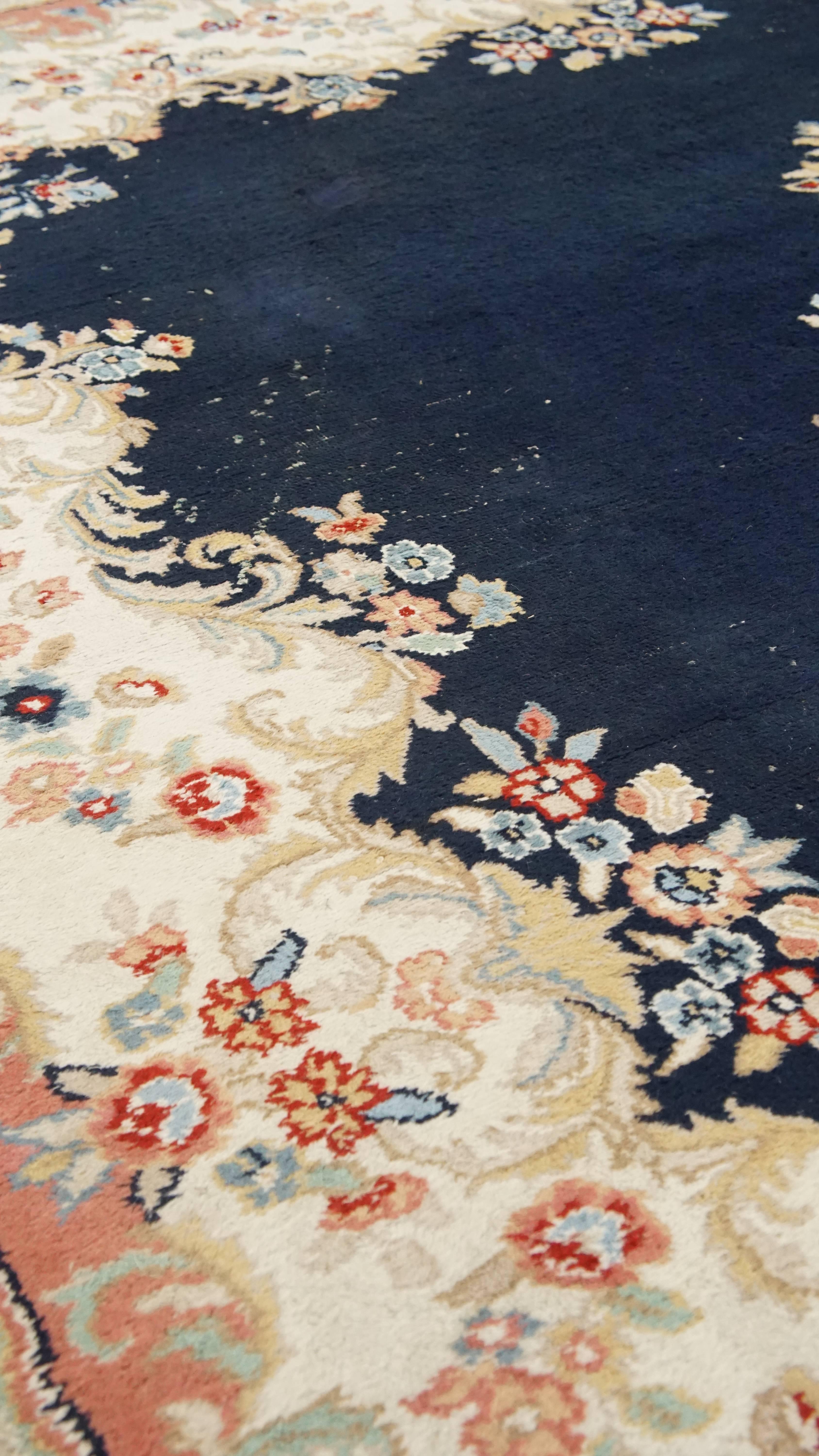 Großer Vintage-Teppich/Teppich mit dunkelblauen und rosa Tönen 328x238 cm im Zustand „Gut“ im Angebot in Harderwijk, NL