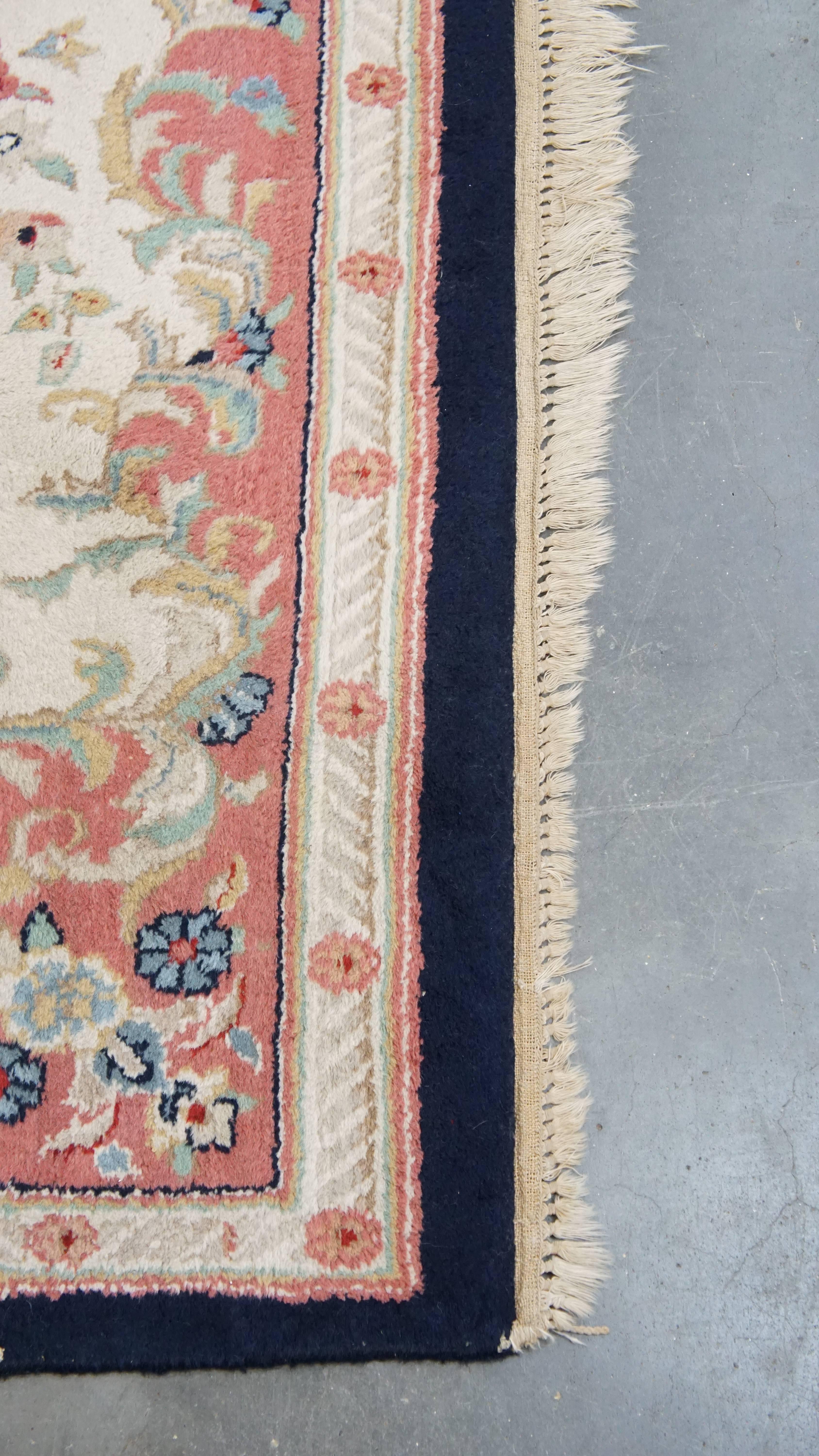 Großer Vintage-Teppich/Teppich mit dunkelblauen und rosa Tönen 328x238 cm (20. Jahrhundert) im Angebot