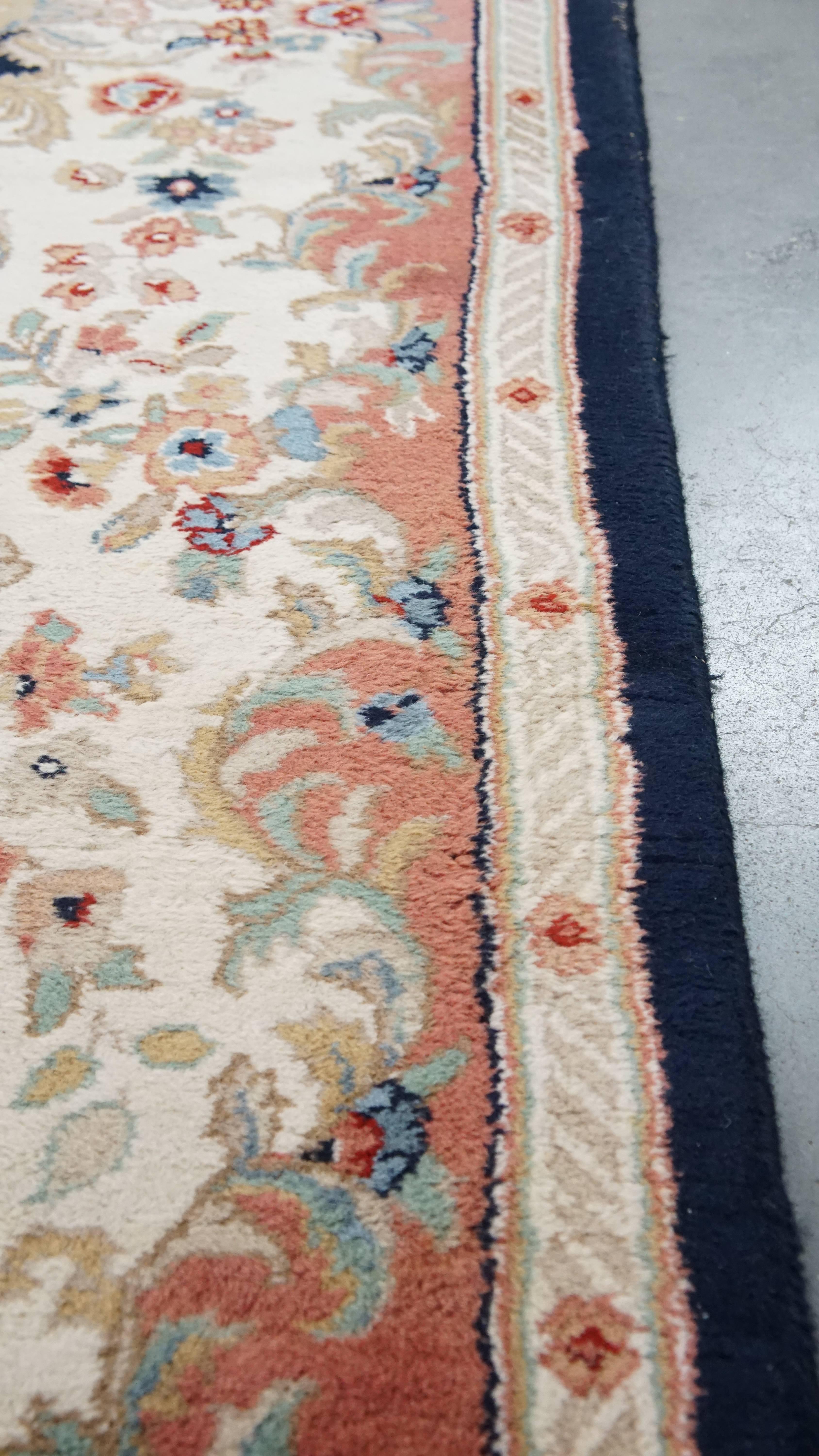 Großer Vintage-Teppich/Teppich mit dunkelblauen und rosa Tönen 328x238 cm (Baumwolle) im Angebot
