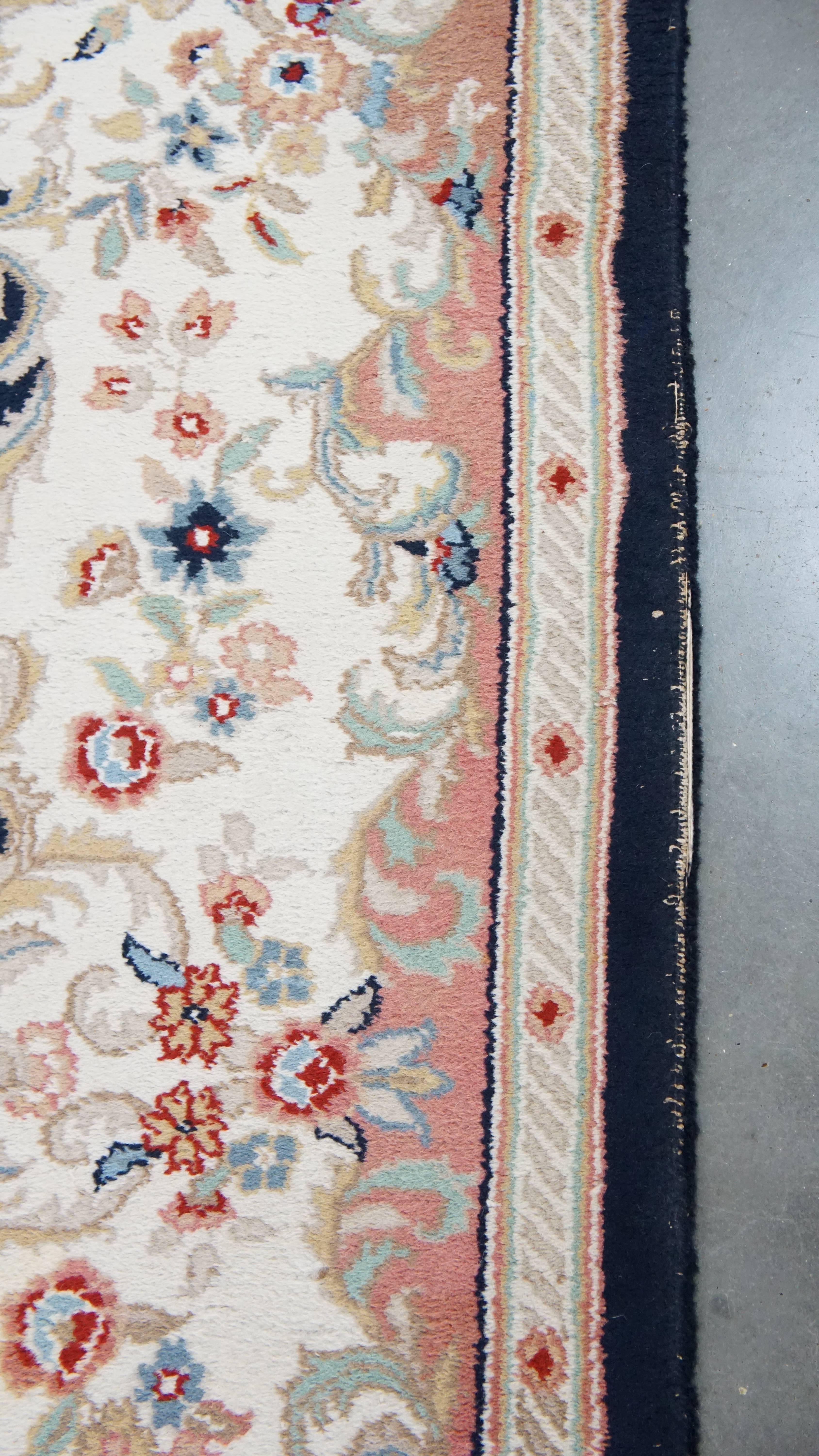 Großer Vintage-Teppich/Teppich mit dunkelblauen und rosa Tönen 328x238 cm im Angebot 1