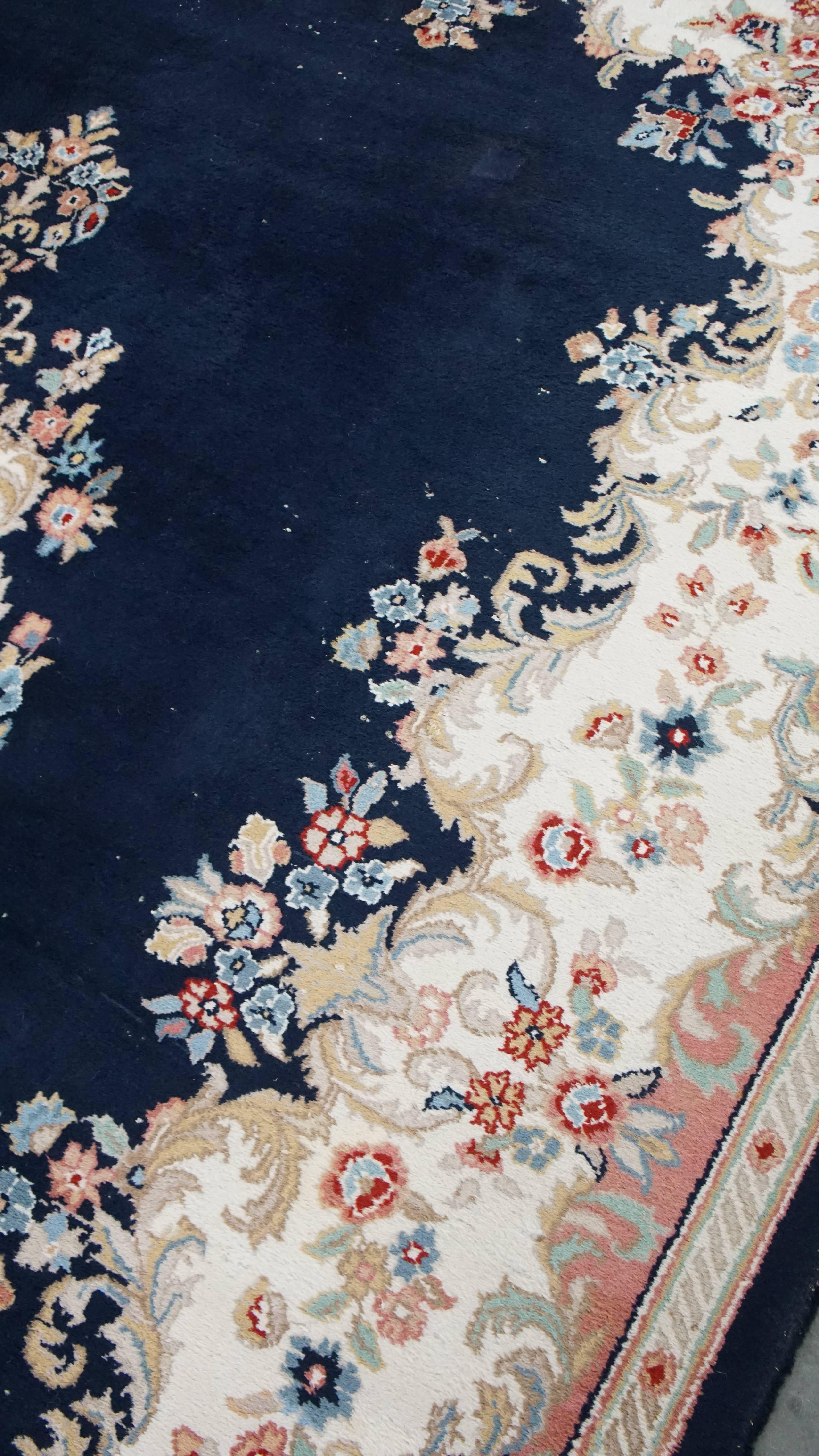 Großer Vintage-Teppich/Teppich mit dunkelblauen und rosa Tönen 328x238 cm im Angebot 2