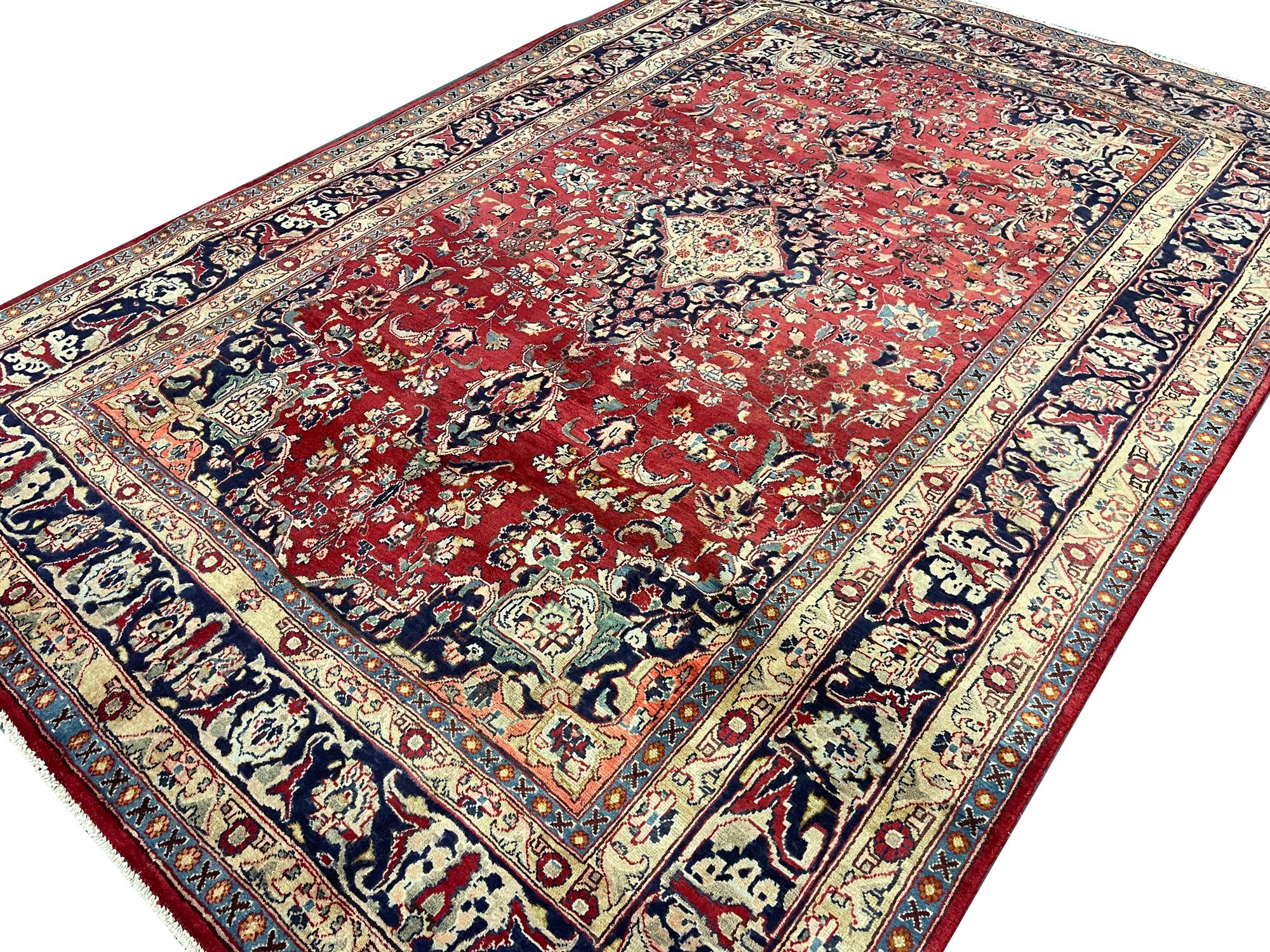 Turc Grand tapis vintage fait main, tapis de salon oriental en laine rouge 191 x 284 cm  en vente