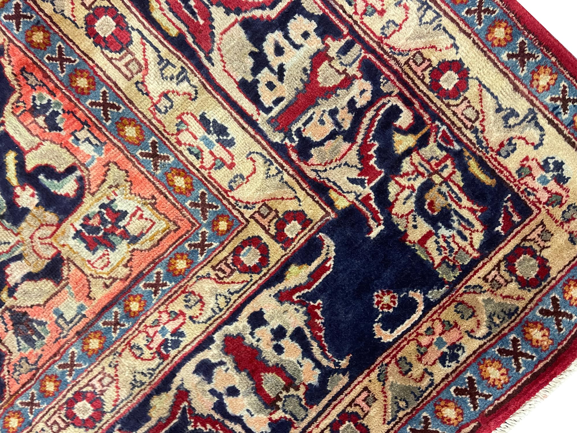 Großer handgefertigter roter orientalischer Vintage-Teppich aus Wolle 191 x 284 cm  (Pflanzlich gefärbt) im Angebot