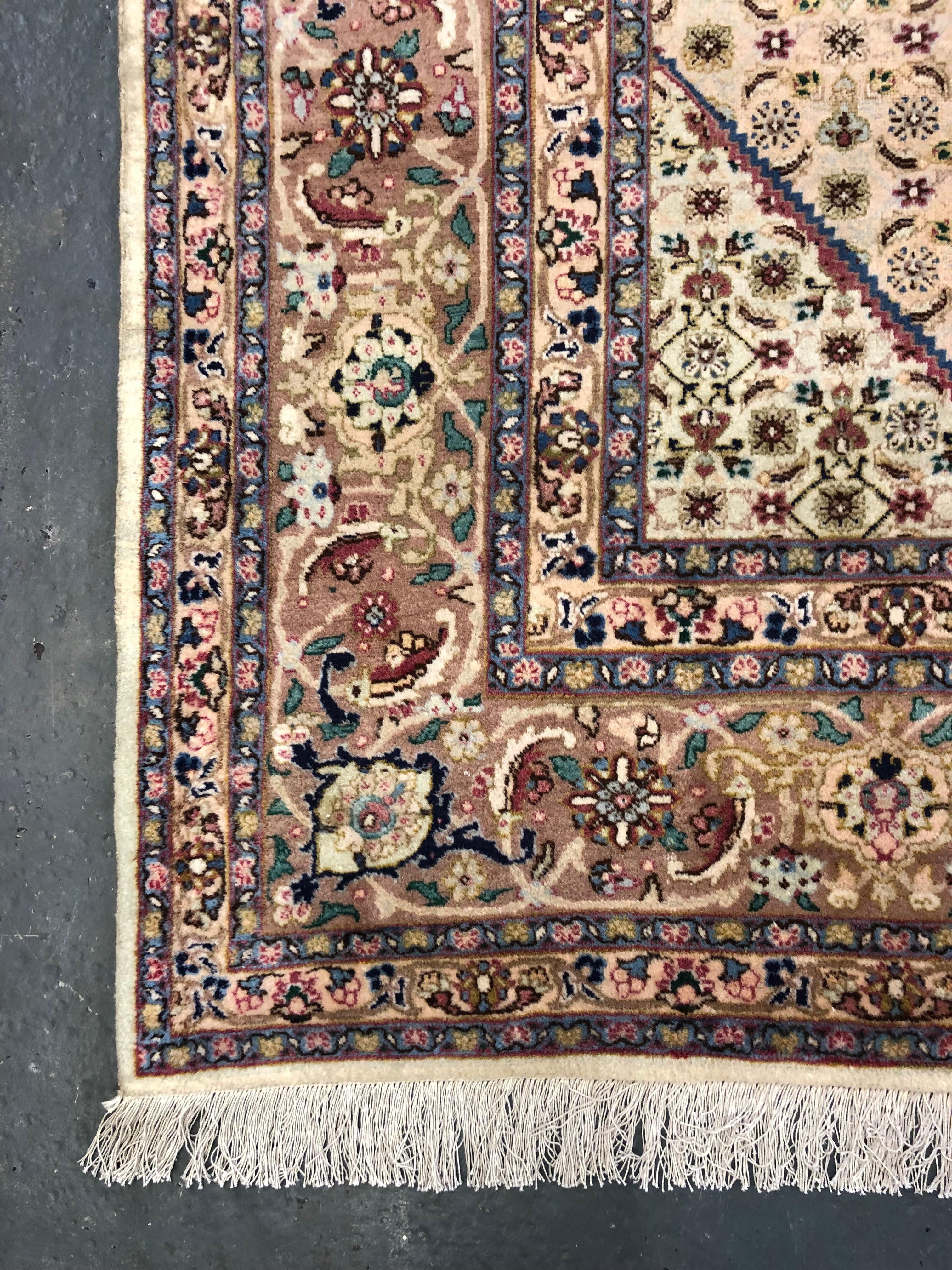 Metà XX secolo Grande tappeto d'epoca Tappeto orientale tessuto a mano Beige Greene & Greene Tappeto per il soggiorno in vendita