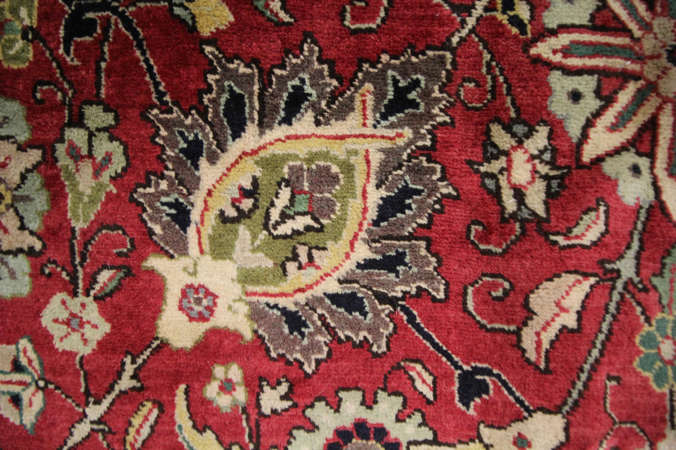 Large Vintage Rugs, Red All Over Carpet, Wool Living Room Rugs for Sale In Excellent Condition For Sale In Wembley, GB