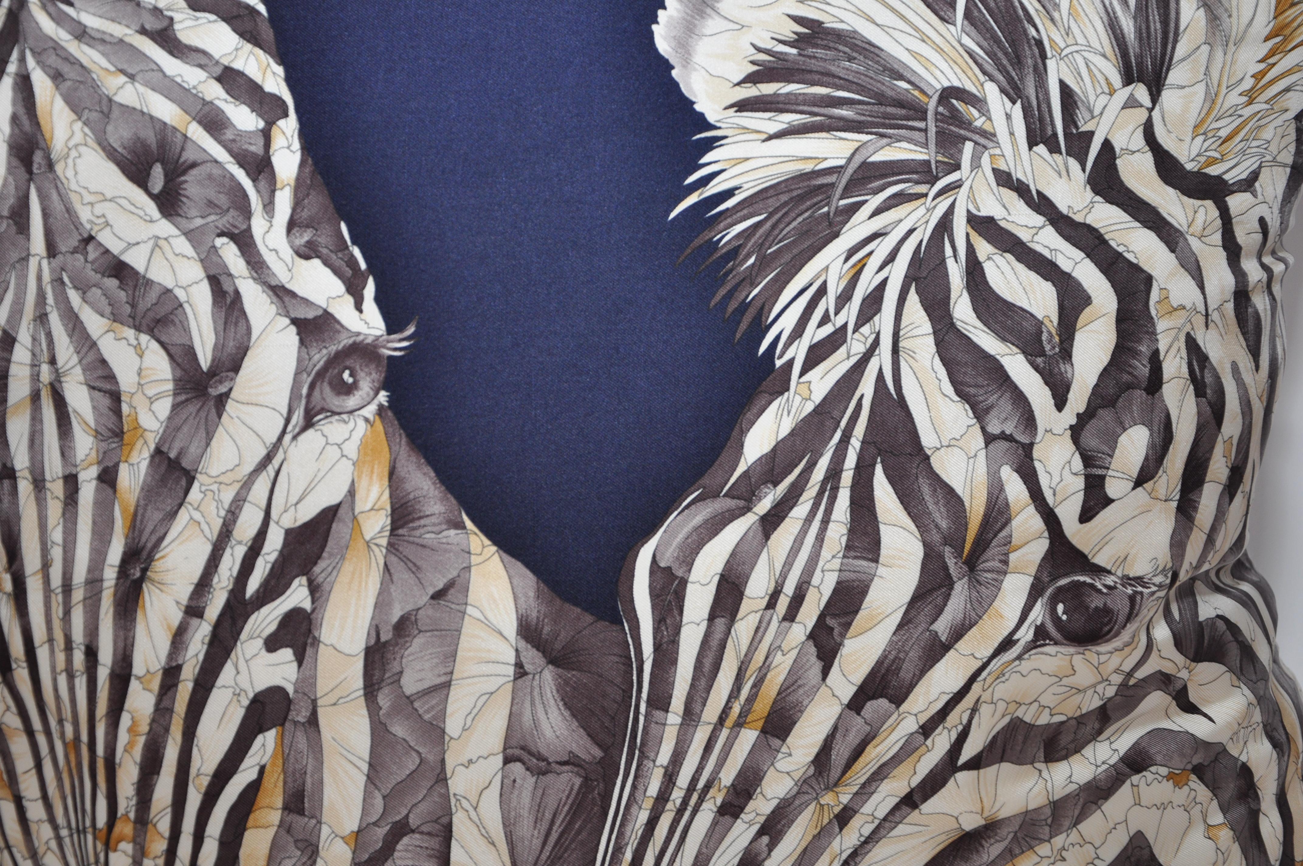 Katie Larmour Studio ist der originelle Hersteller von Vintage-Schal-Kissen. Seit 2013 ist sie für ihre einzigartigen Ideen und Kreationen bekannt - sie wurde in der Financial Times erwähnt und 2016 erstmals hier auf 1stdibs verkauft - unsere