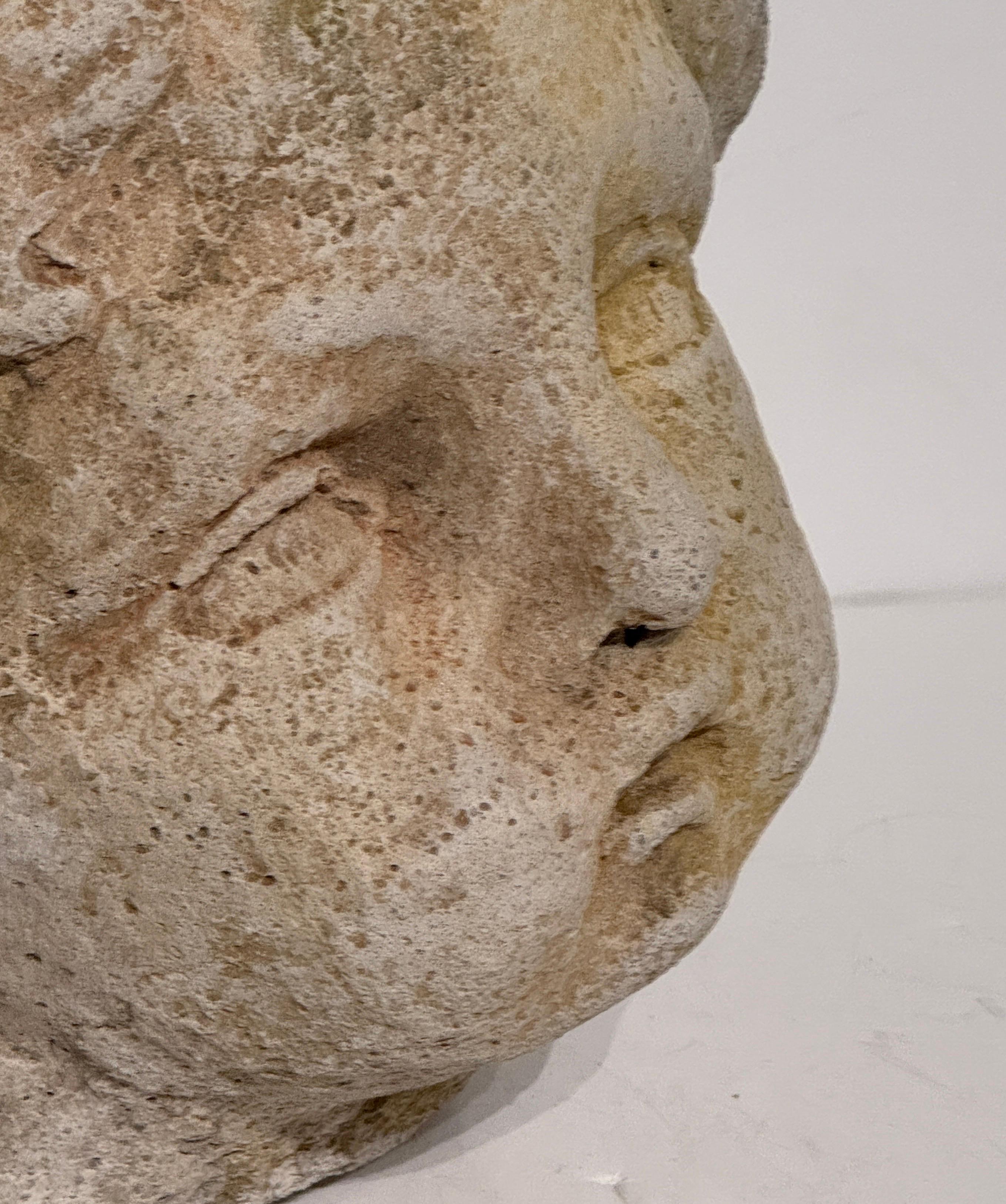 Grande scultura in pietra arenaria d'epoca raffigurante un bambino, Italia, 18° secolo ca. in vendita 2