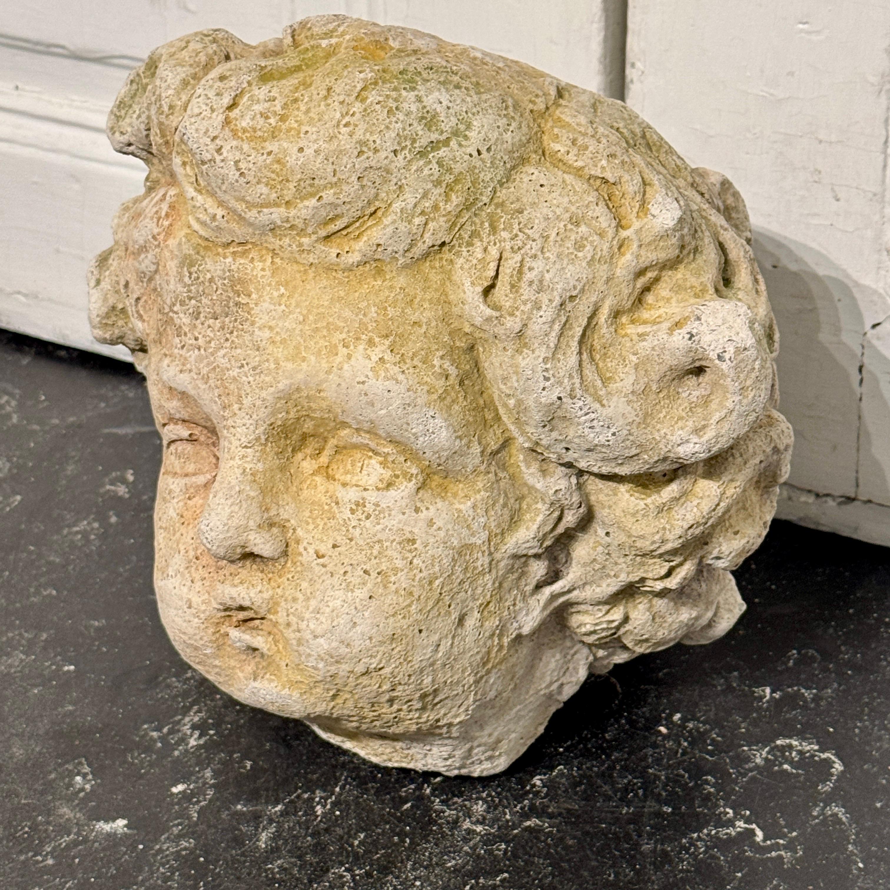 Rococò Grande scultura in pietra arenaria d'epoca raffigurante un bambino, Italia, 18° secolo ca. in vendita