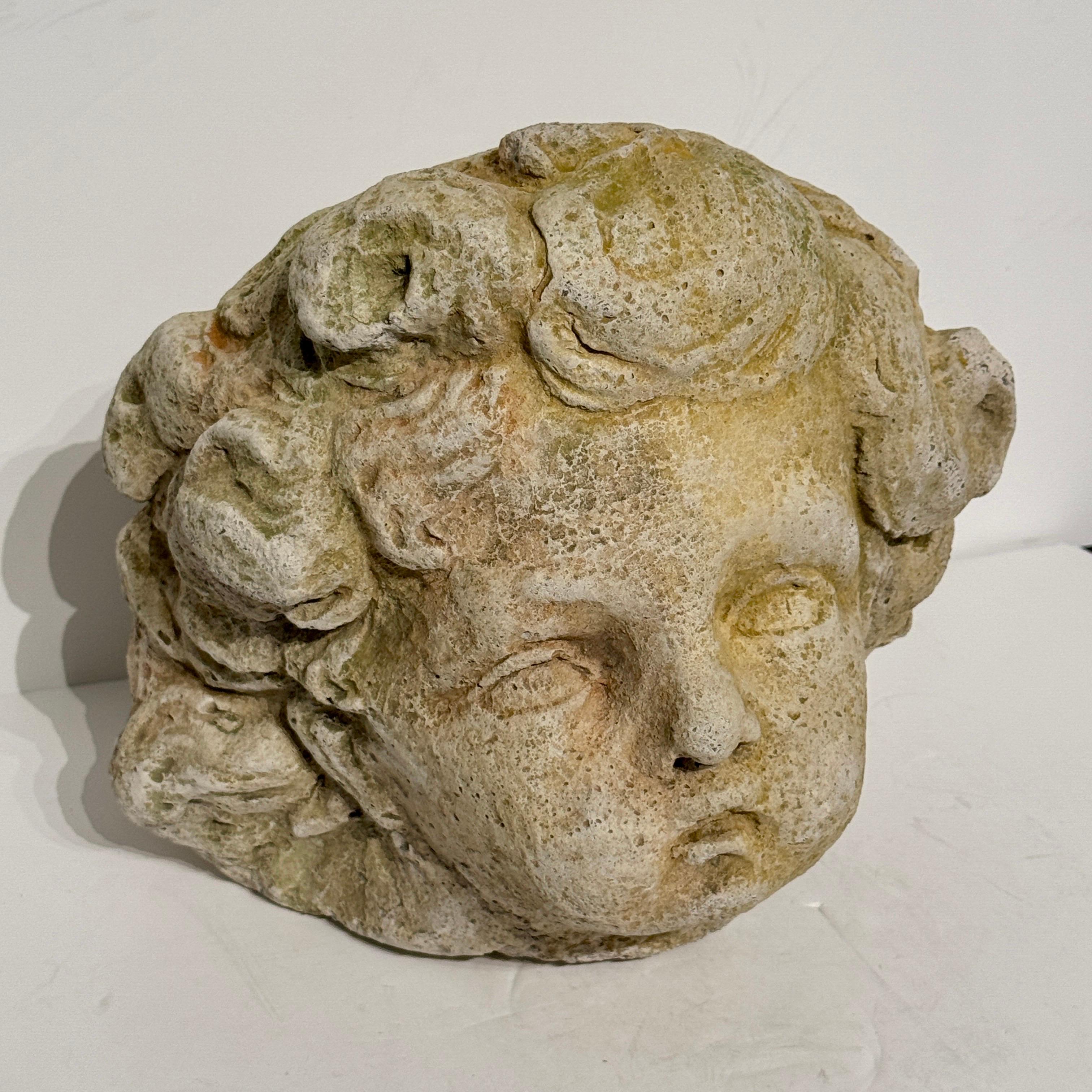 Italiano Grande scultura in pietra arenaria d'epoca raffigurante un bambino, Italia, 18° secolo ca. in vendita