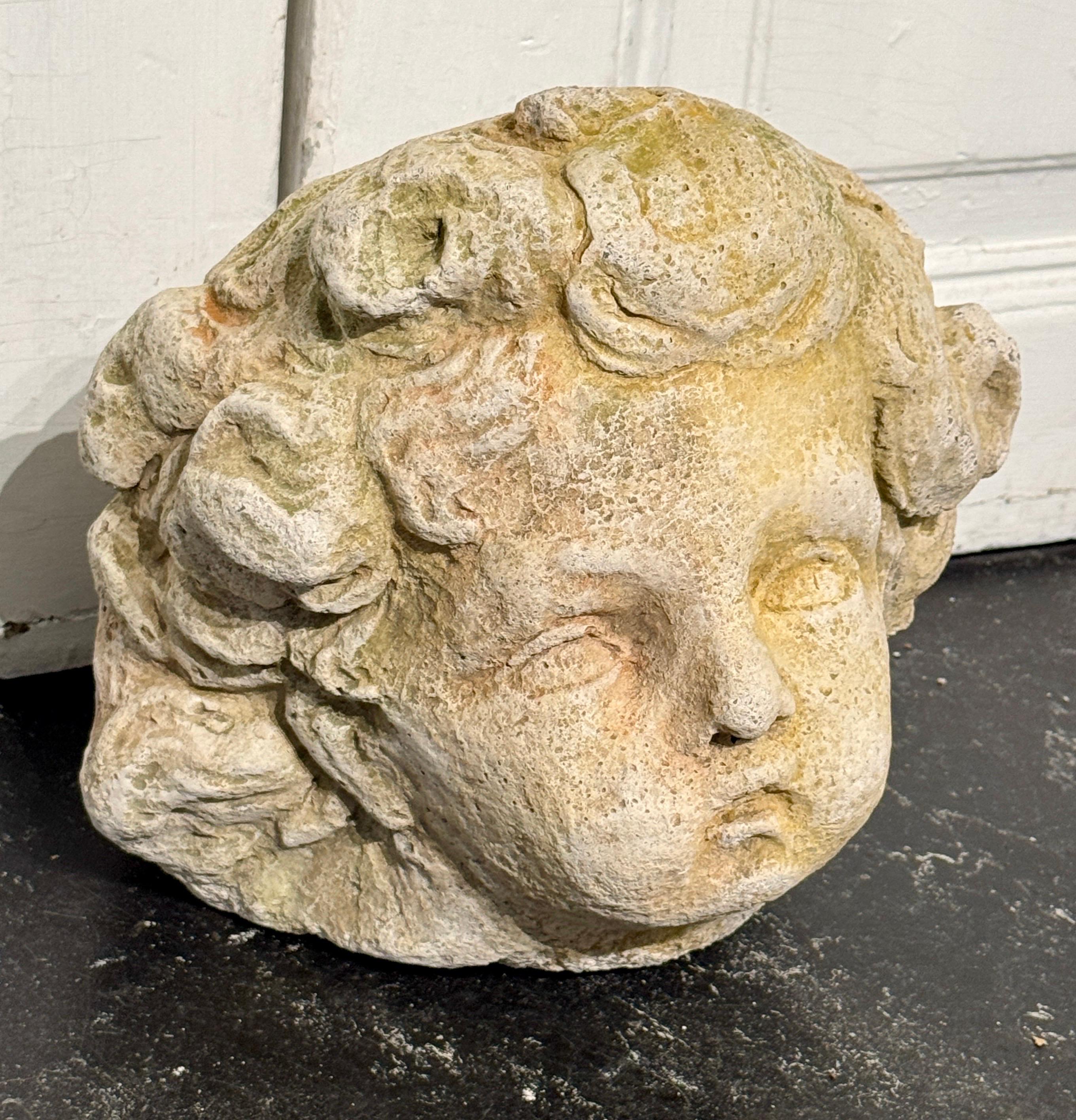 Grande scultura in pietra arenaria d'epoca raffigurante un bambino, Italia, 18° secolo ca. In condizioni buone in vendita a Haddonfield, NJ