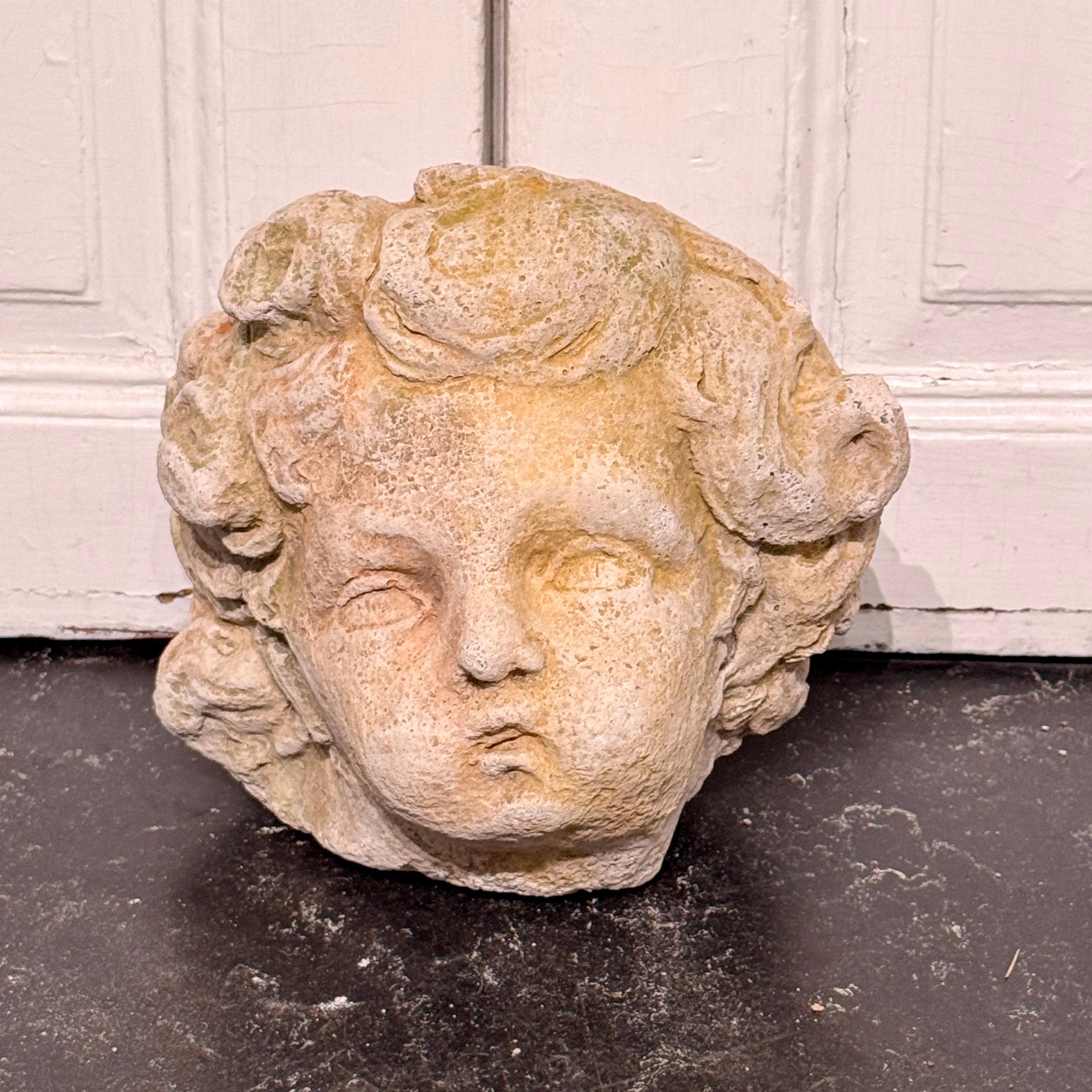 XVIII secolo Grande scultura in pietra arenaria d'epoca raffigurante un bambino, Italia, 18° secolo ca. in vendita