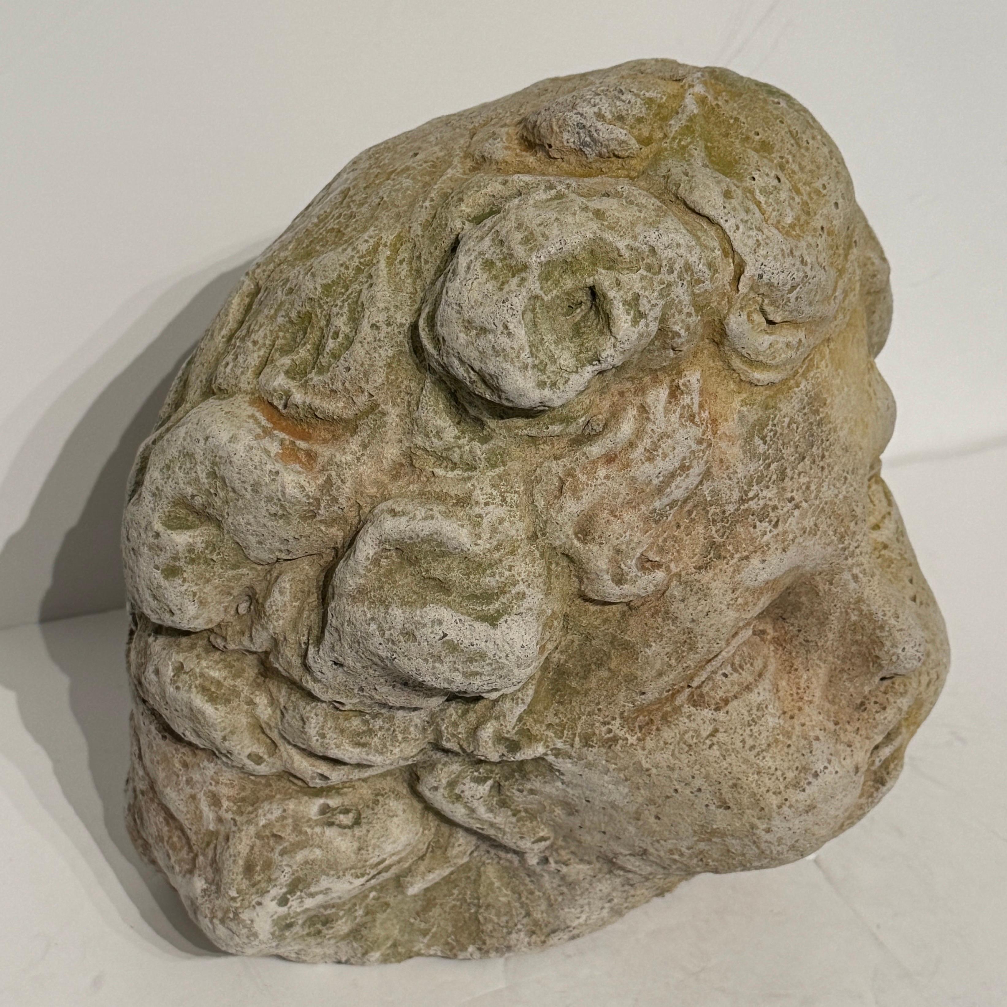Arenaria Grande scultura in pietra arenaria d'epoca raffigurante un bambino, Italia, 18° secolo ca. in vendita
