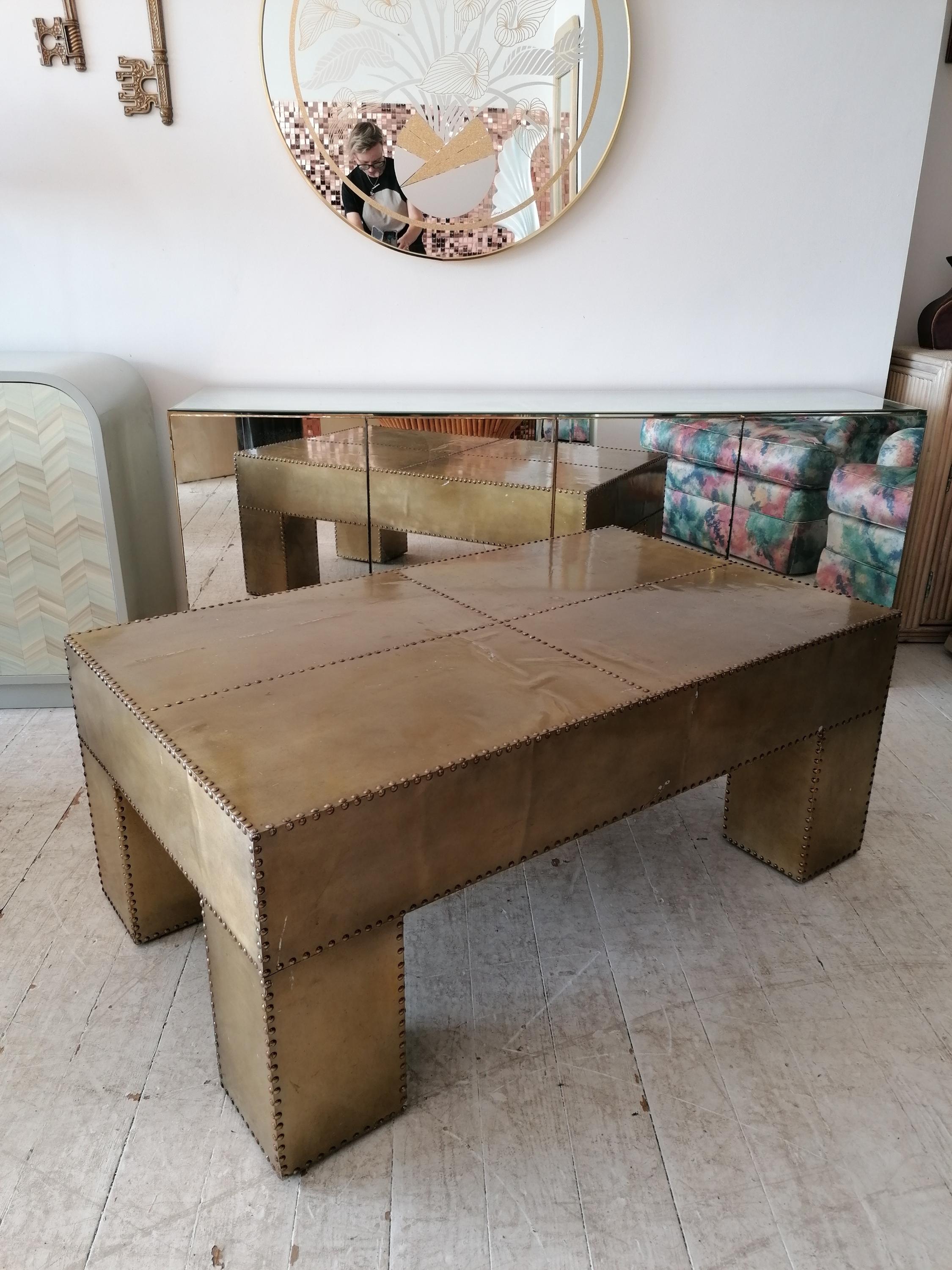 Large vintage Sarreid style coffee table- brass-coloured studded aluminium For Sale 2