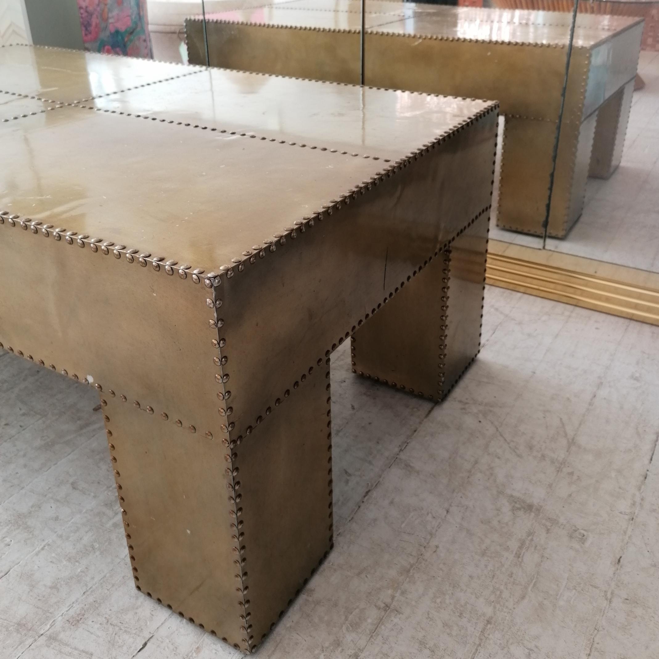 Large vintage Sarreid style coffee table- brass-coloured studded aluminium For Sale 3