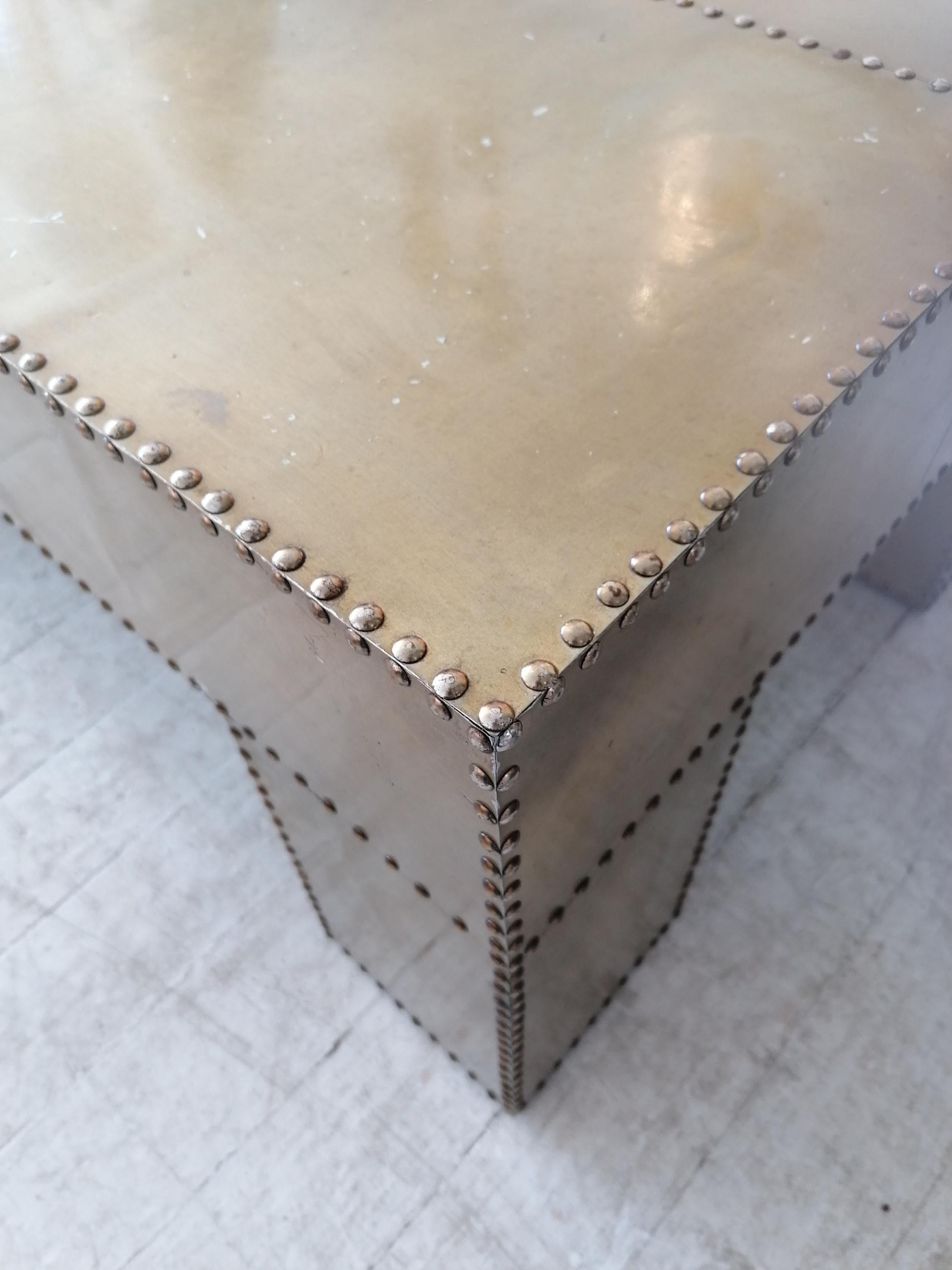 Large vintage Sarreid style coffee table- brass-coloured studded aluminium For Sale 4