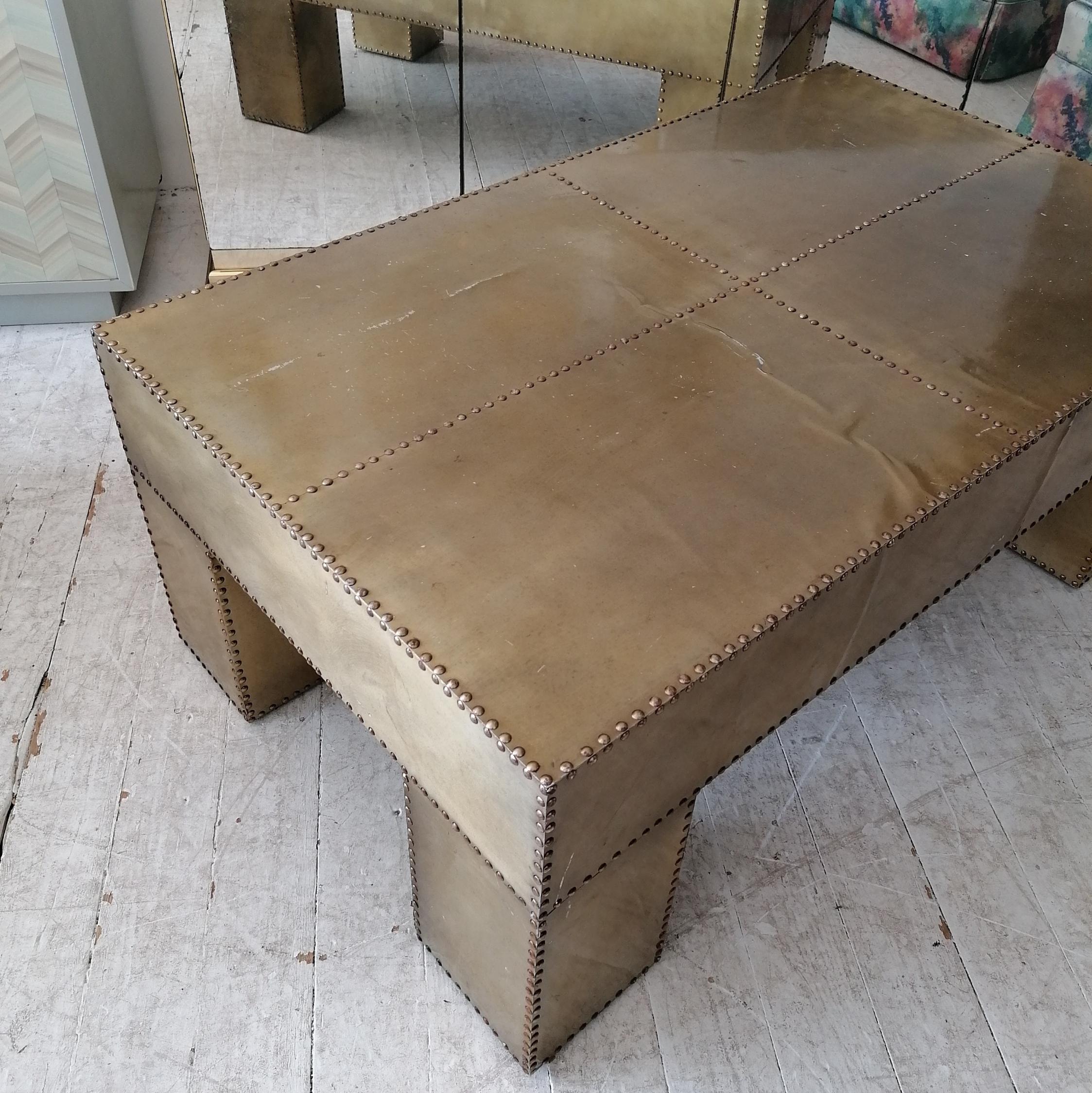 Large vintage Sarreid style coffee table- brass-coloured studded aluminium For Sale 6