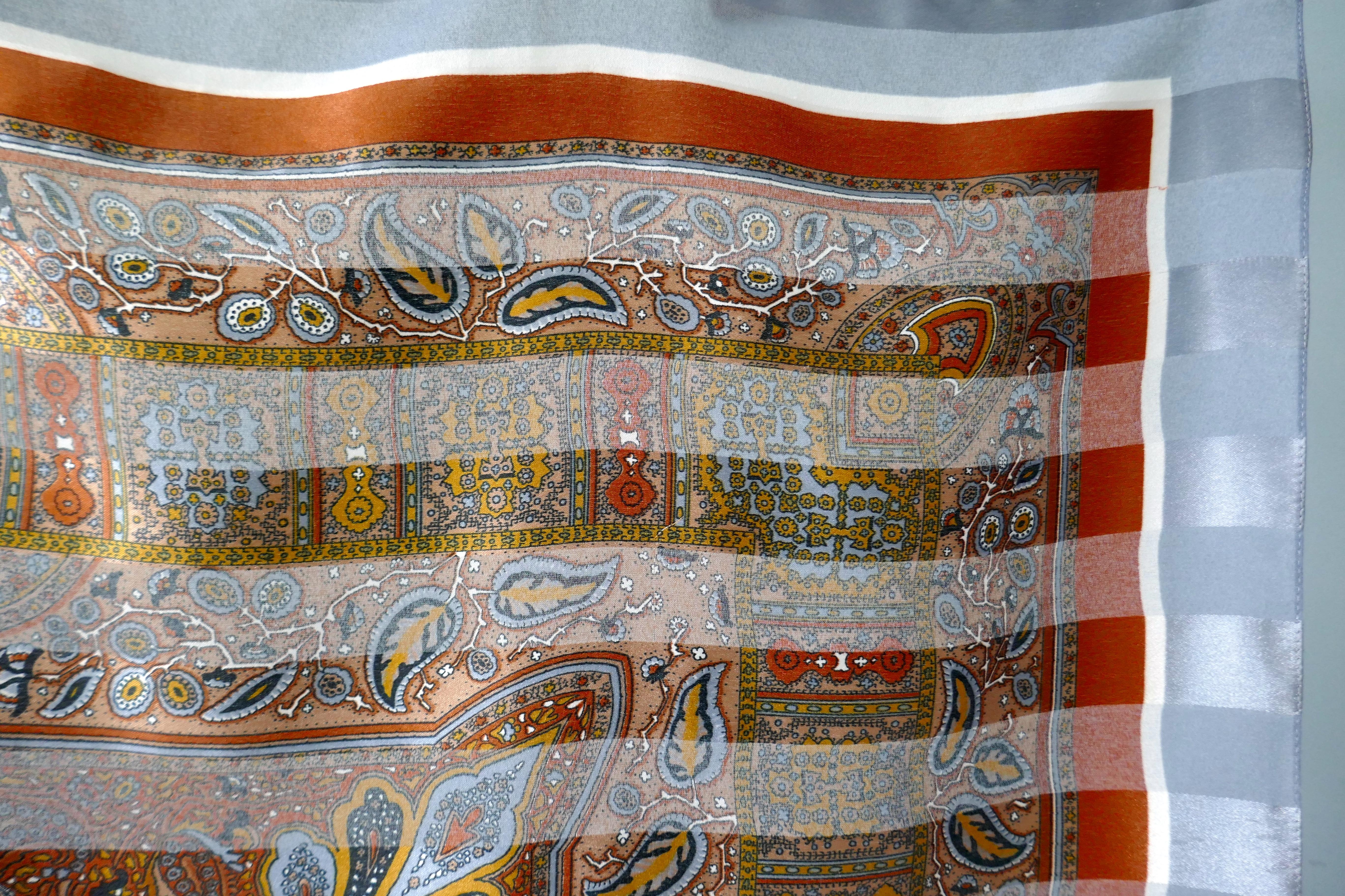  Grande écharpe vintage, mousseline de soie et satin, motif Paisley par Rémoy d'Urville Pour femmes 