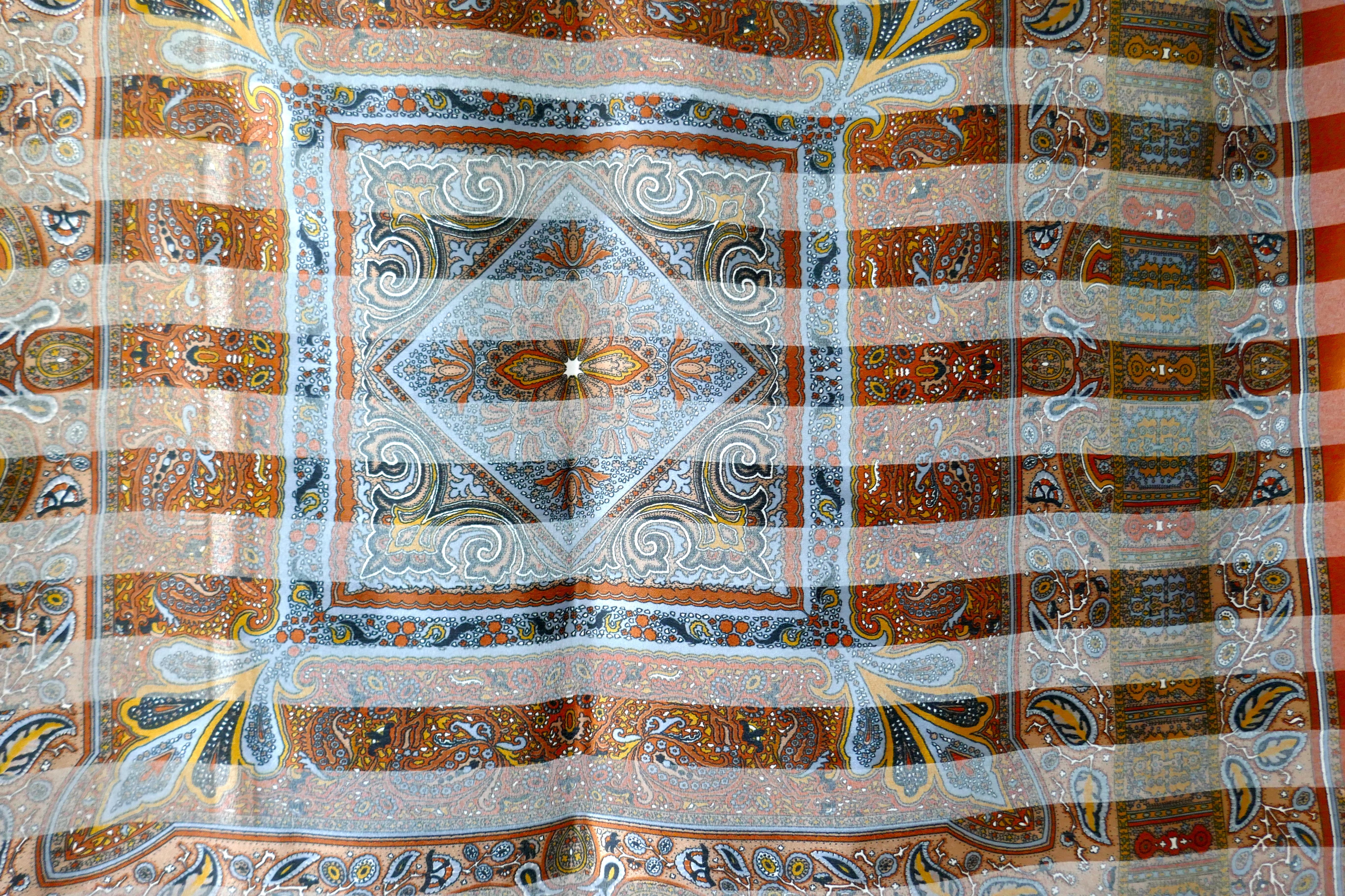 Grande écharpe vintage, mousseline de soie et satin, motif Paisley par Rémoy d'Urville 1