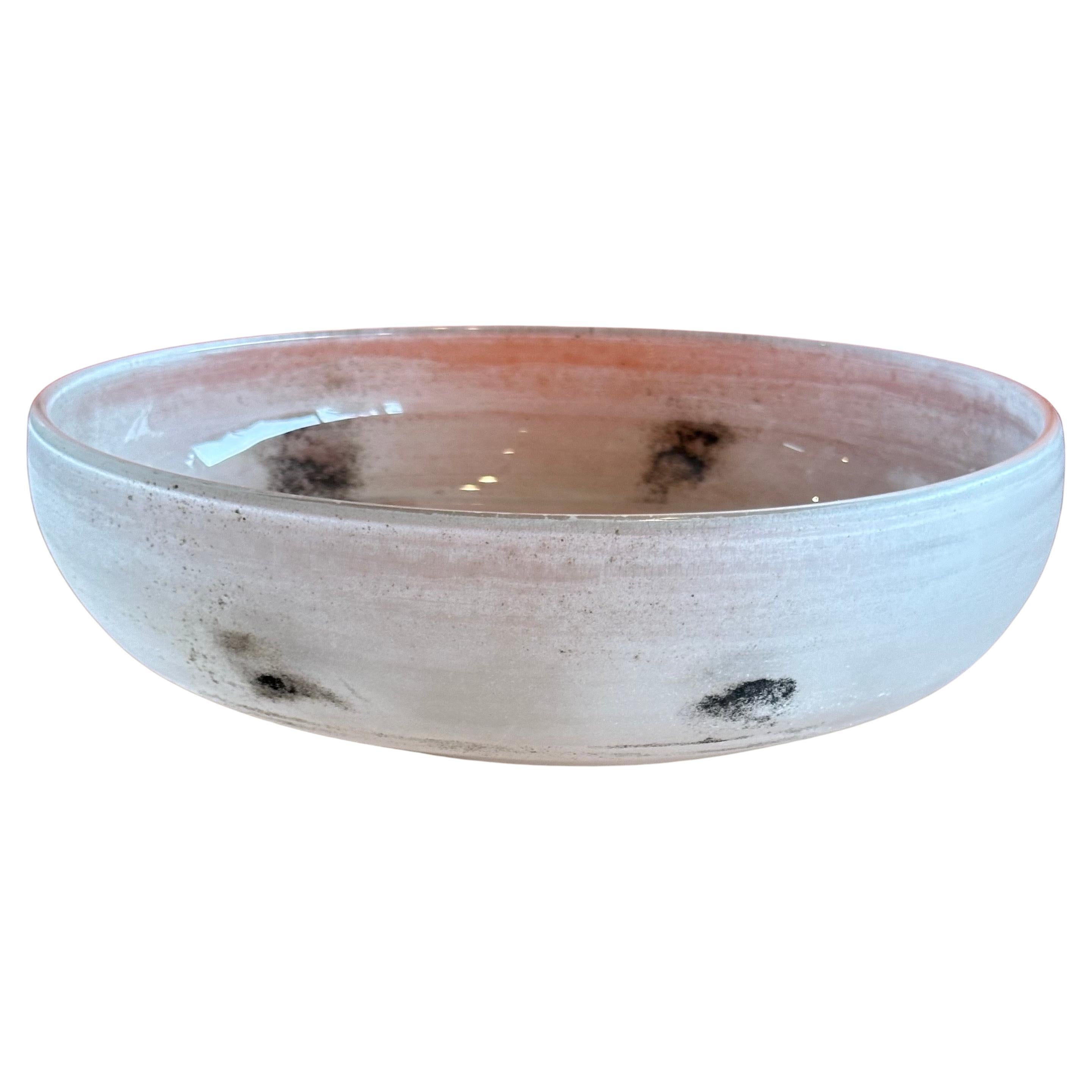 Precioso cuenco vintage grande de vidrio artístico scavo en blanco y negro, obra de Cendese Vetri para Murano, hacia la década de 1970. Es una pieza maravillosa, muy pesada, en muy buen estado vintage, sin astillas ni grietas, y mide 13 