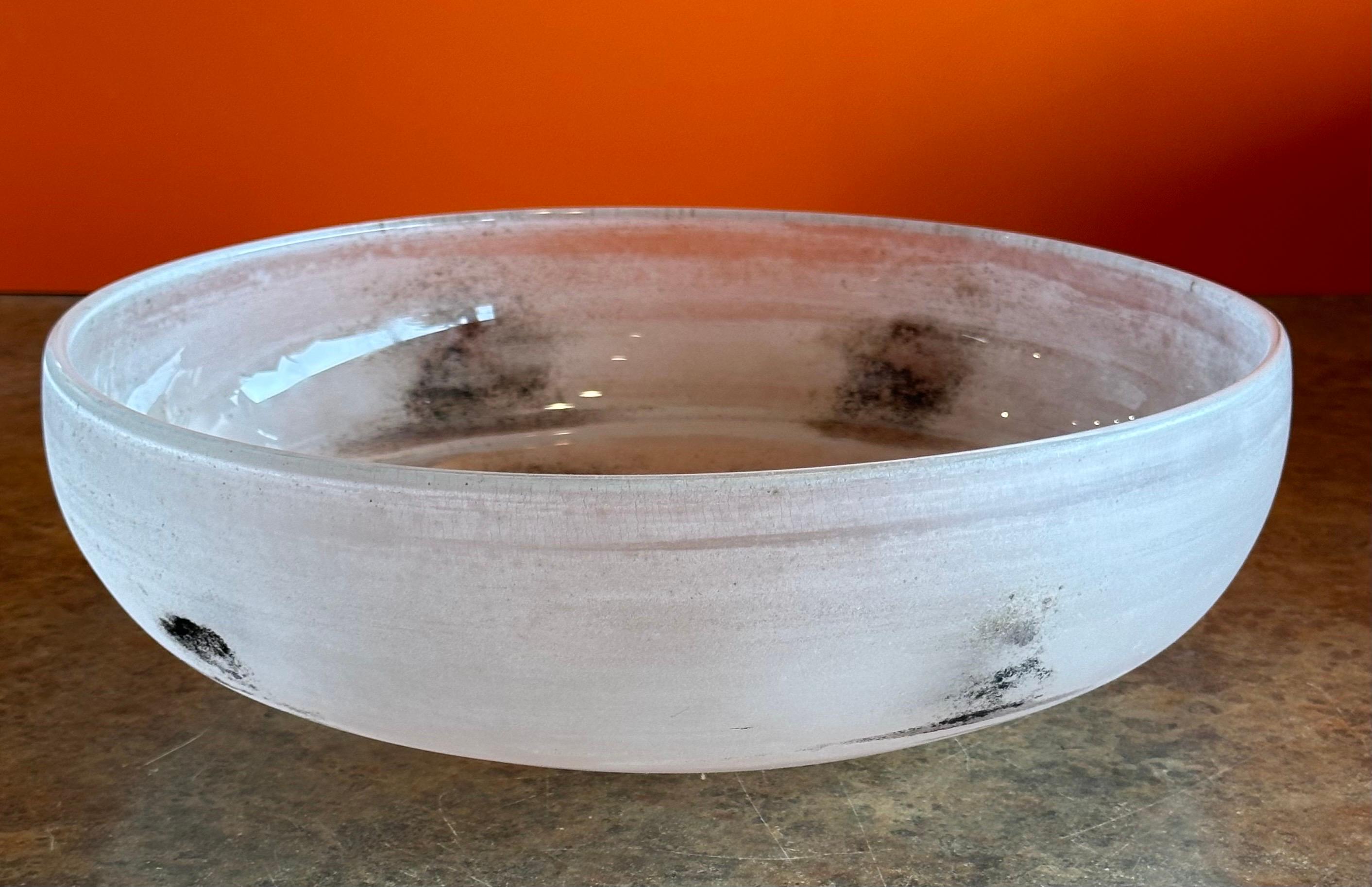 Gran cuenco vintage Scavo de cristal artístico blanco y negro de Cendese Vetri para Murano Italiano en venta