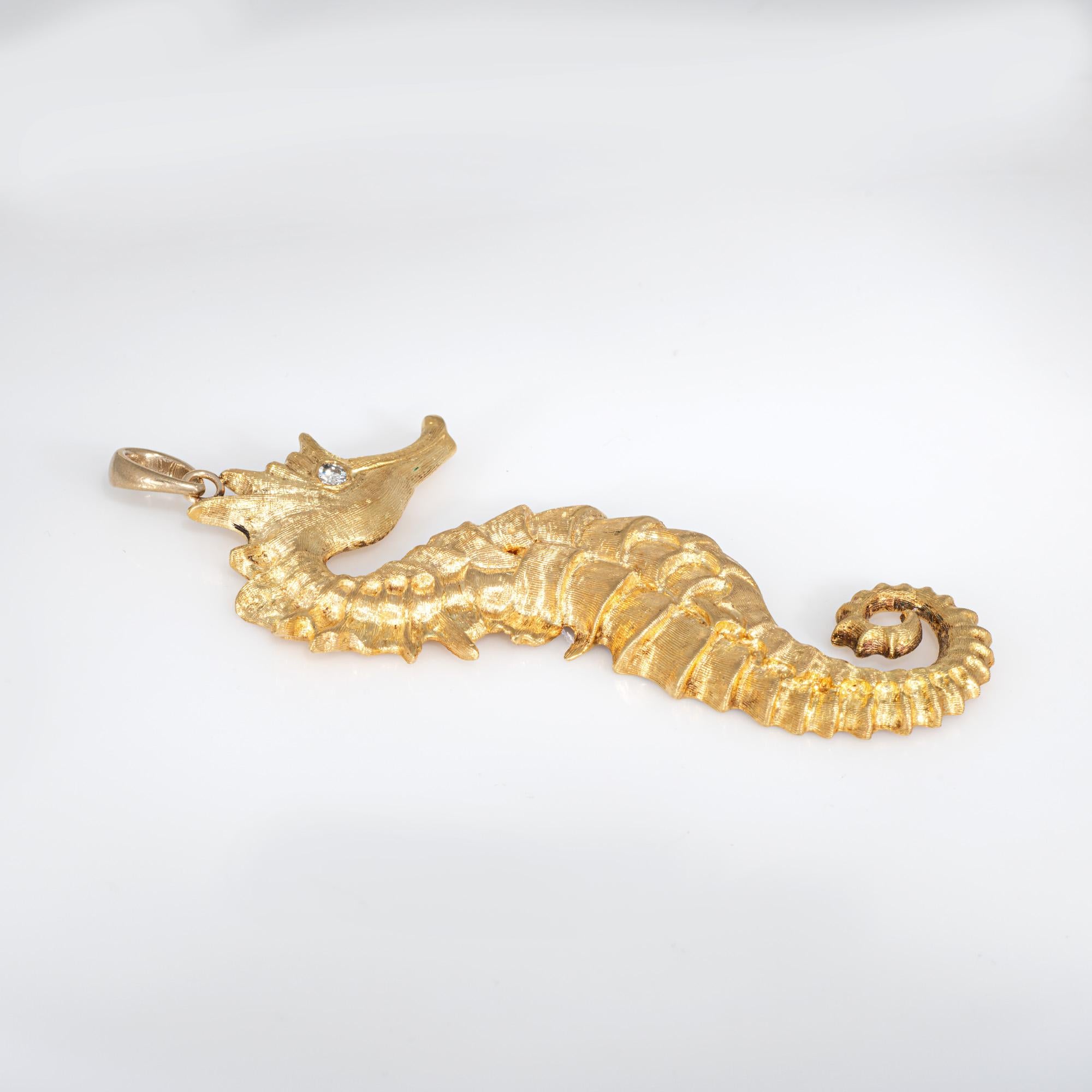Pendente cavalluccio marino vintage finemente dettagliato, realizzato in oro giallo 18 carati (circa anni '60)

Nell'occhio è incastonato un piccolo diamante da 0,03 carati (colore stimato I-J e purezza SI1-2). L'elaborato cavalluccio marino