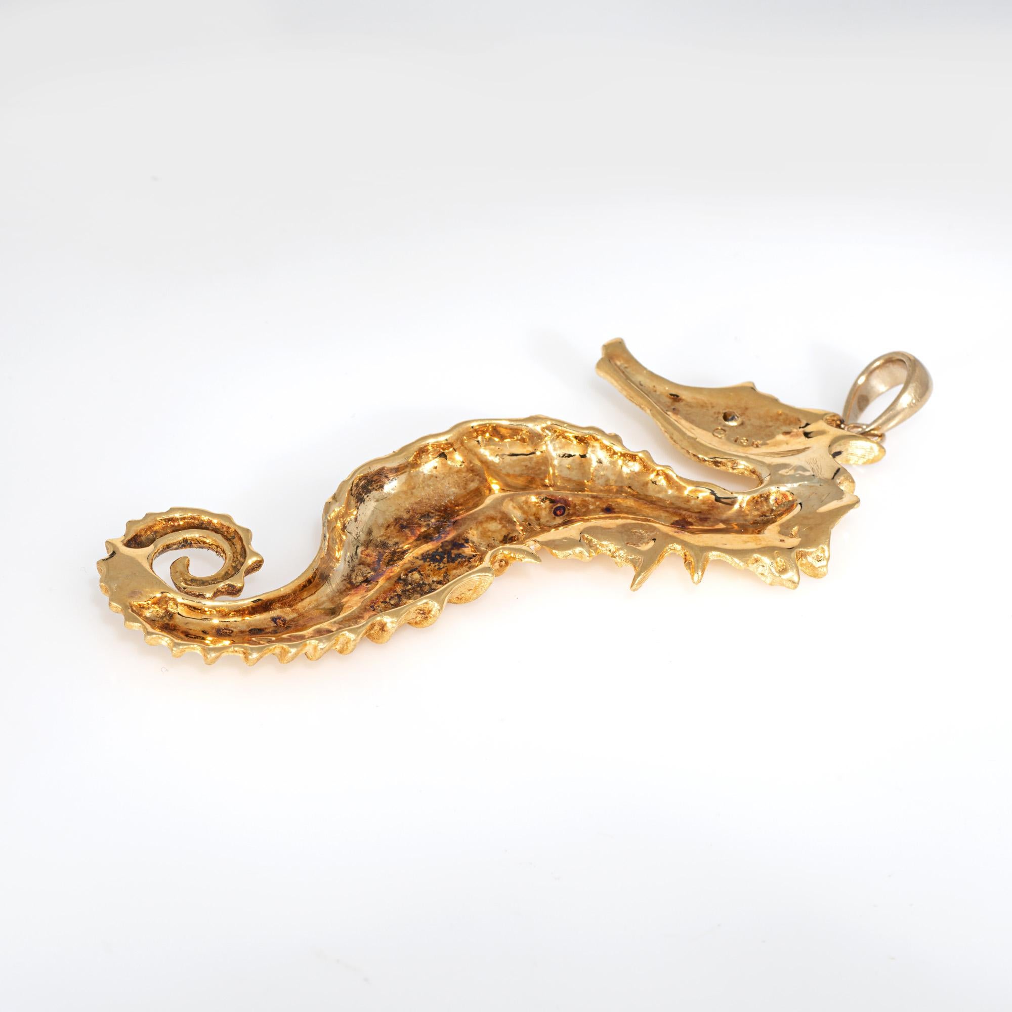 Moderno Grande ciondolo d'epoca a forma di cavalluccio marino in oro giallo 18 carati, con diamanti e occhi di oceano. in vendita
