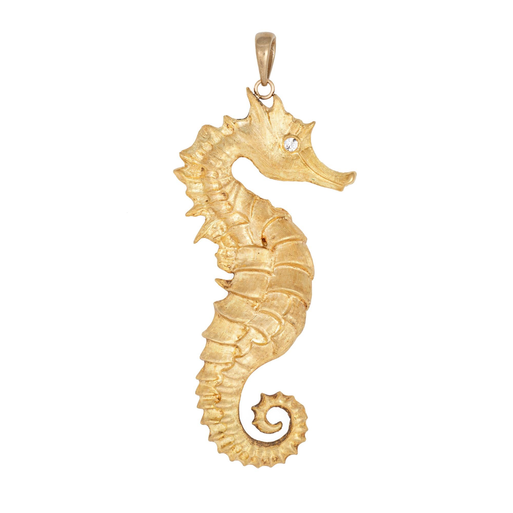 Taglio rotondo Grande ciondolo d'epoca a forma di cavalluccio marino in oro giallo 18 carati, con diamanti e occhi di oceano. in vendita
