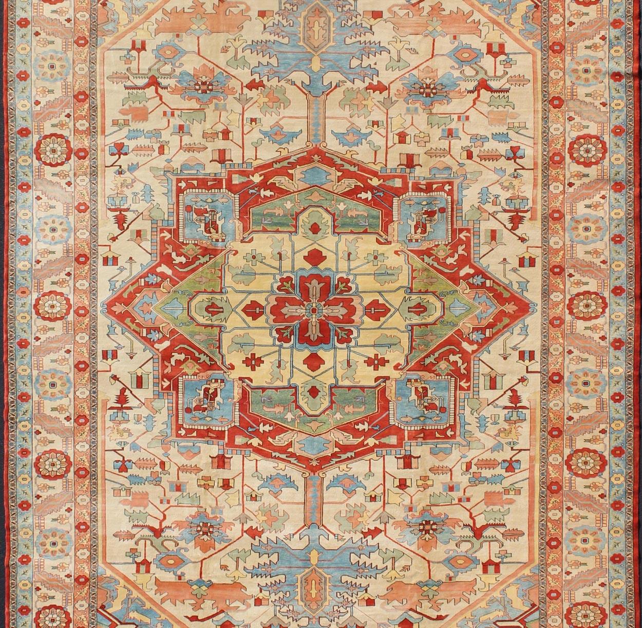 Vintage sehr großen Serapi Perserteppich mit Medaillon auf einem cremefarbenen Hintergrund.
Medaillon auf cremefarbenem Hintergrund Serapi-Teppich / KBE-EB-600240 Land / Iran. Keivan Woven Arts /  Serapi-Teppiche sind als die feinsten Teppiche