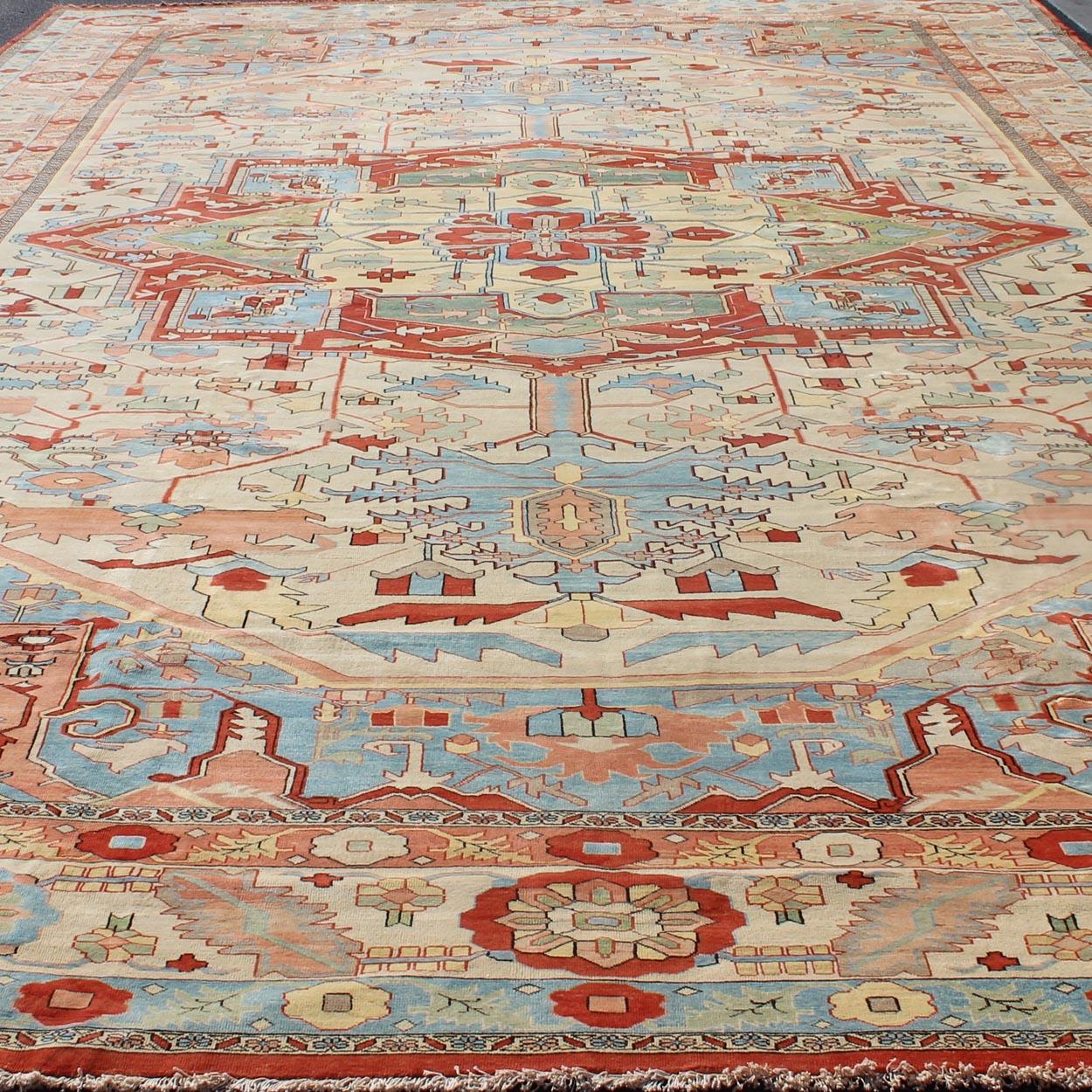 Very Large Serapi Persian Rug with Medallion on a Cream Background For Sale 1