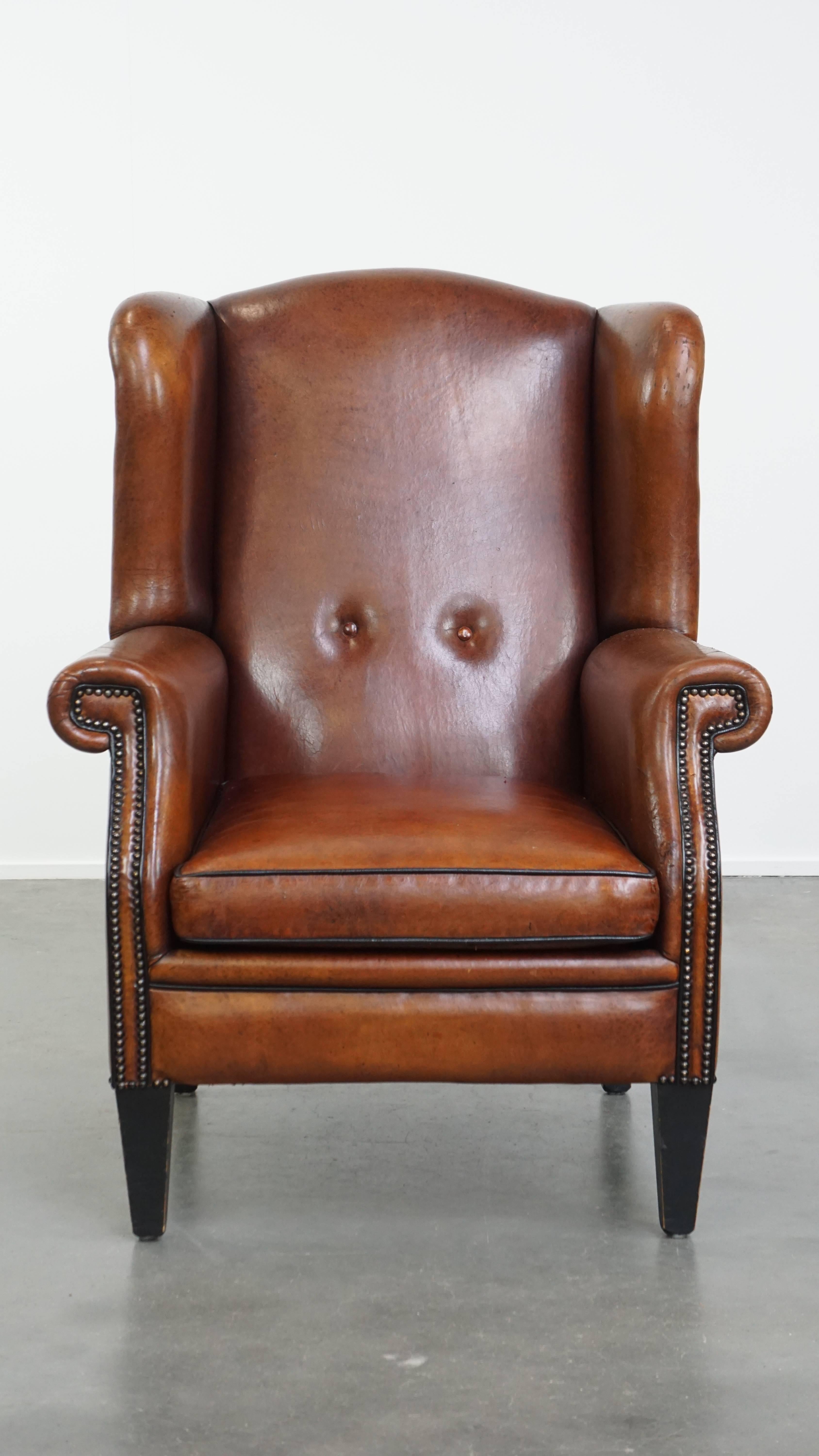 Qui viene offerta questa grande poltrona vintage in pelle di pecora, comoda e di carattere, con bellissimi colori e dettagli di lusso.

Questa sedia wingback è realizzata in pelle di pecora e si adatta perfettamente a interni classici e moderni. Con