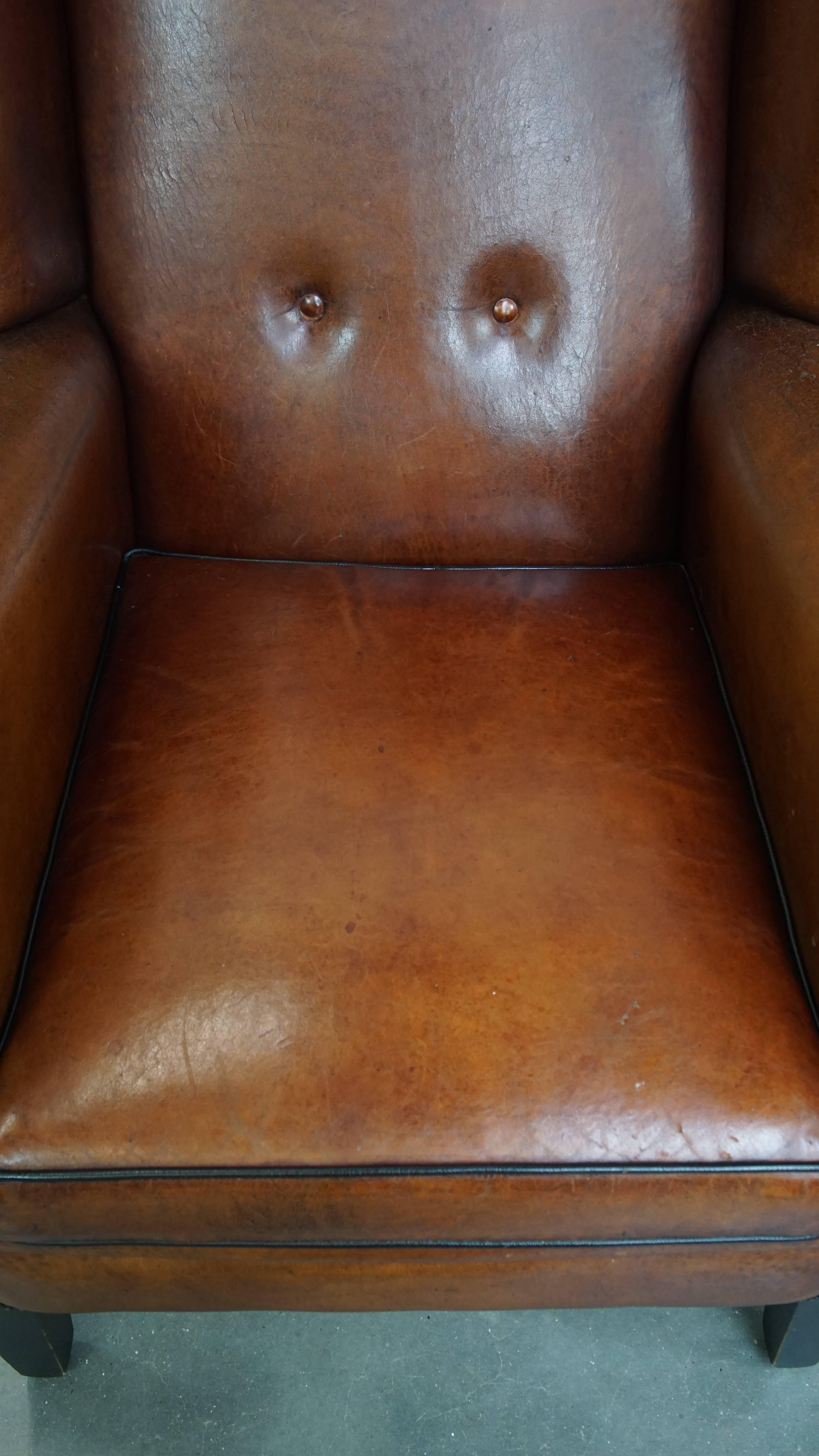 XXI secolo e contemporaneo Grande sedia Wingback in pelle di pecora d'epoca in vendita