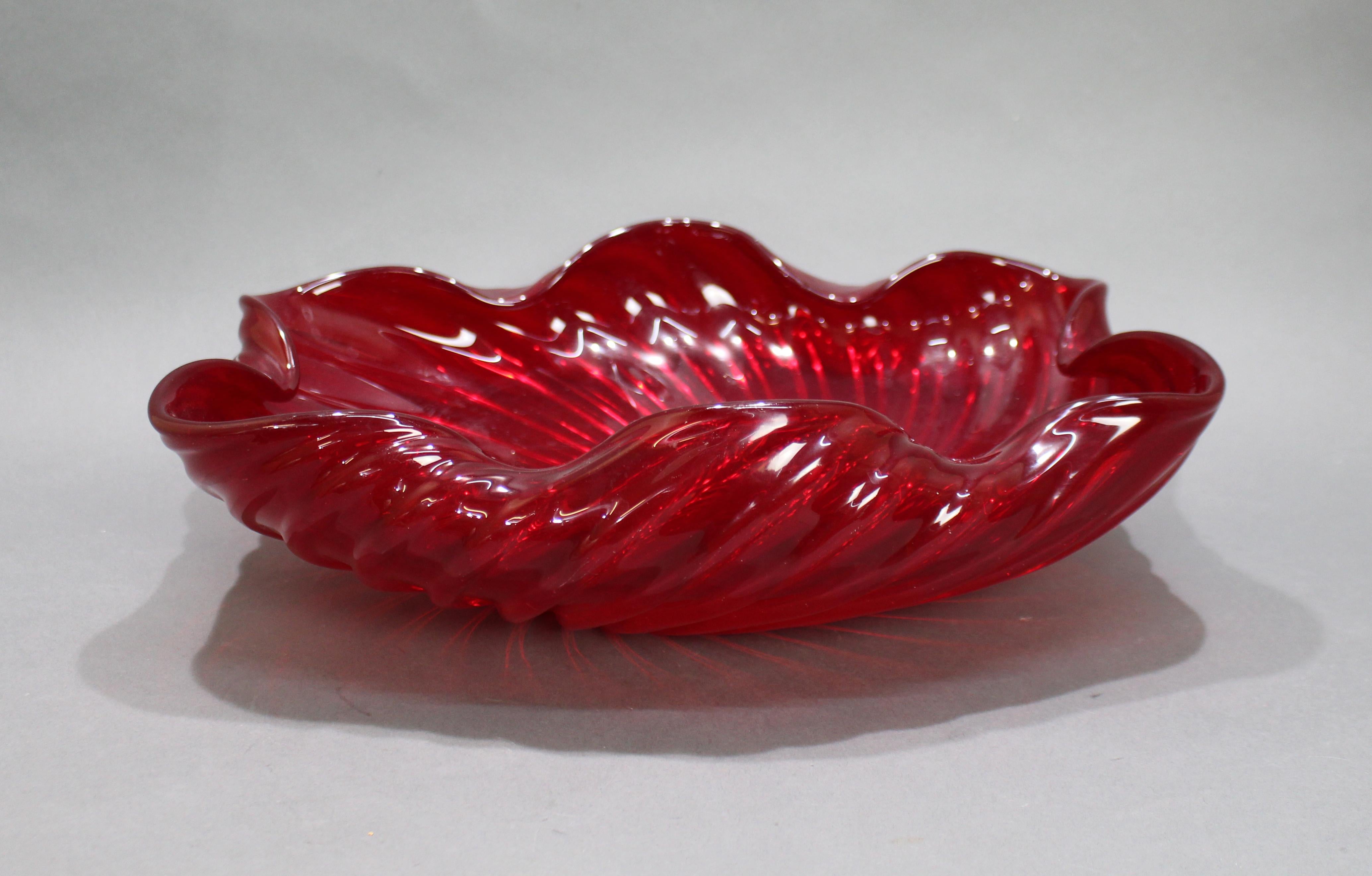 Large vintage shell form murano glass bowl


Vintage 20th century hand made Murano ruby glass bowl. 

Beautifully crafted in the form of a shell. 

Very heavy. 

Measures 40 x 31 x 12 (height) cm. 

Good condition; no chips or cracks,