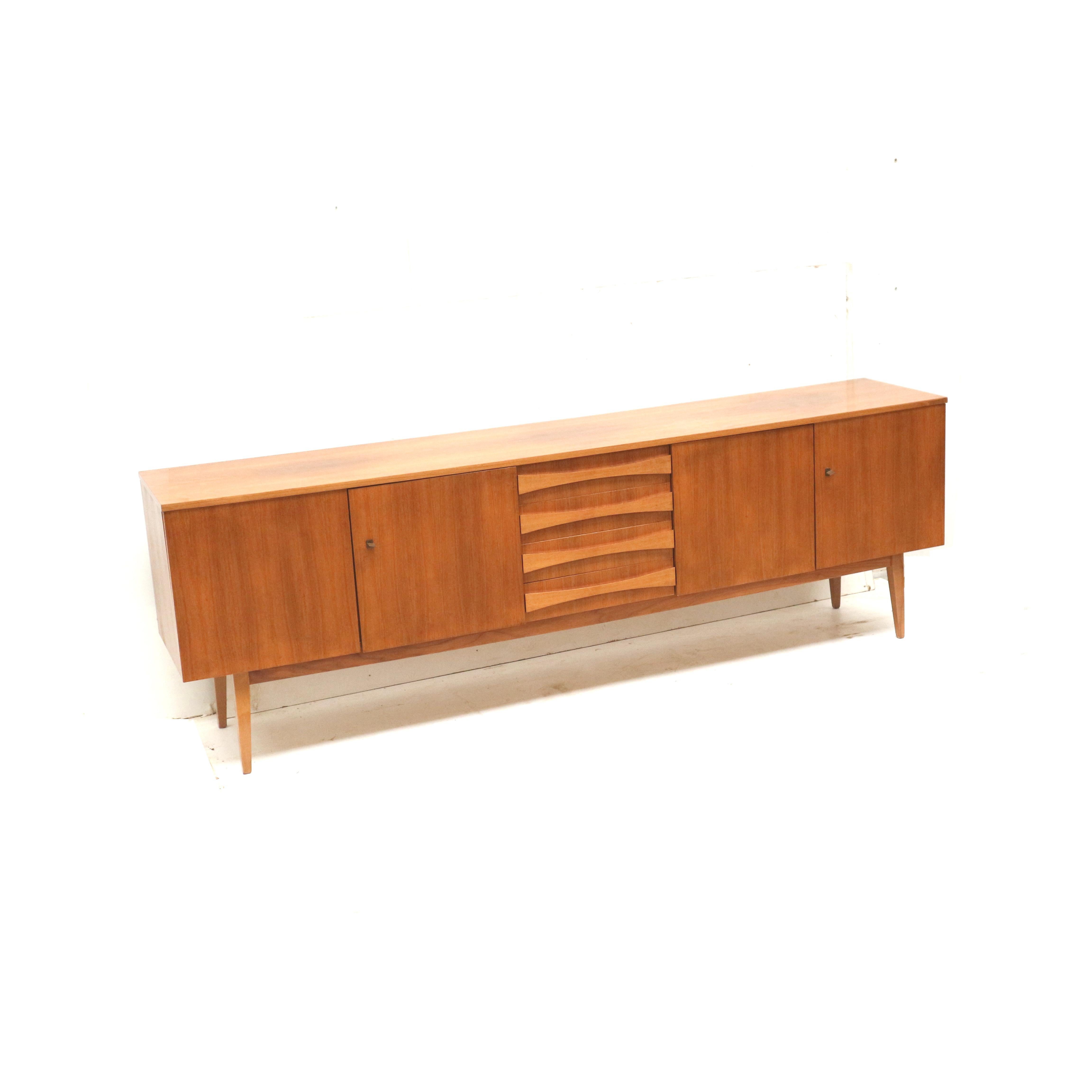 Großes Vintage-Sideboard aus den 60er Jahren im Zustand „Gut“ in Breda, NB