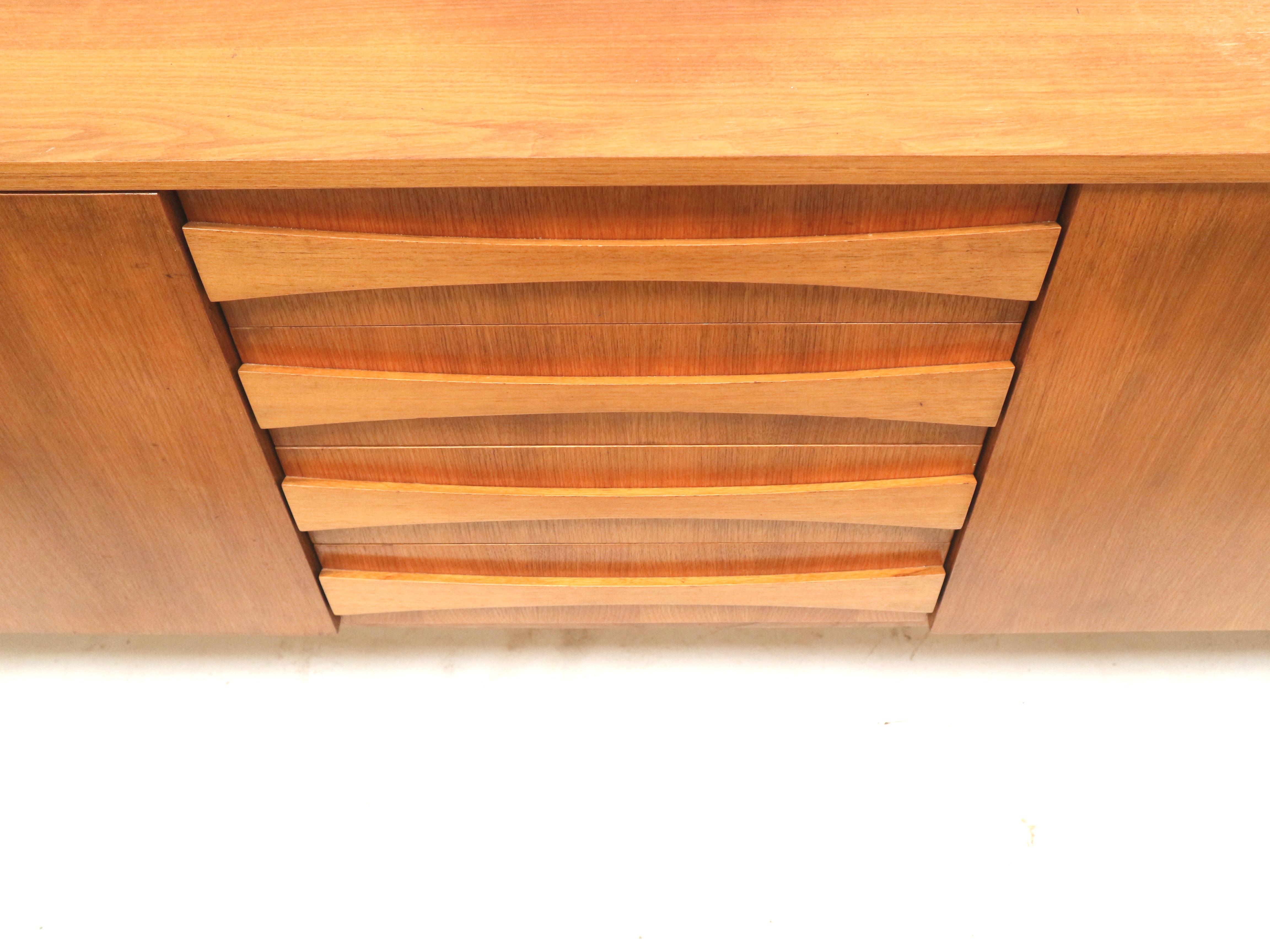 Großes Vintage-Sideboard aus den 60er Jahren (Mitte des 20. Jahrhunderts)