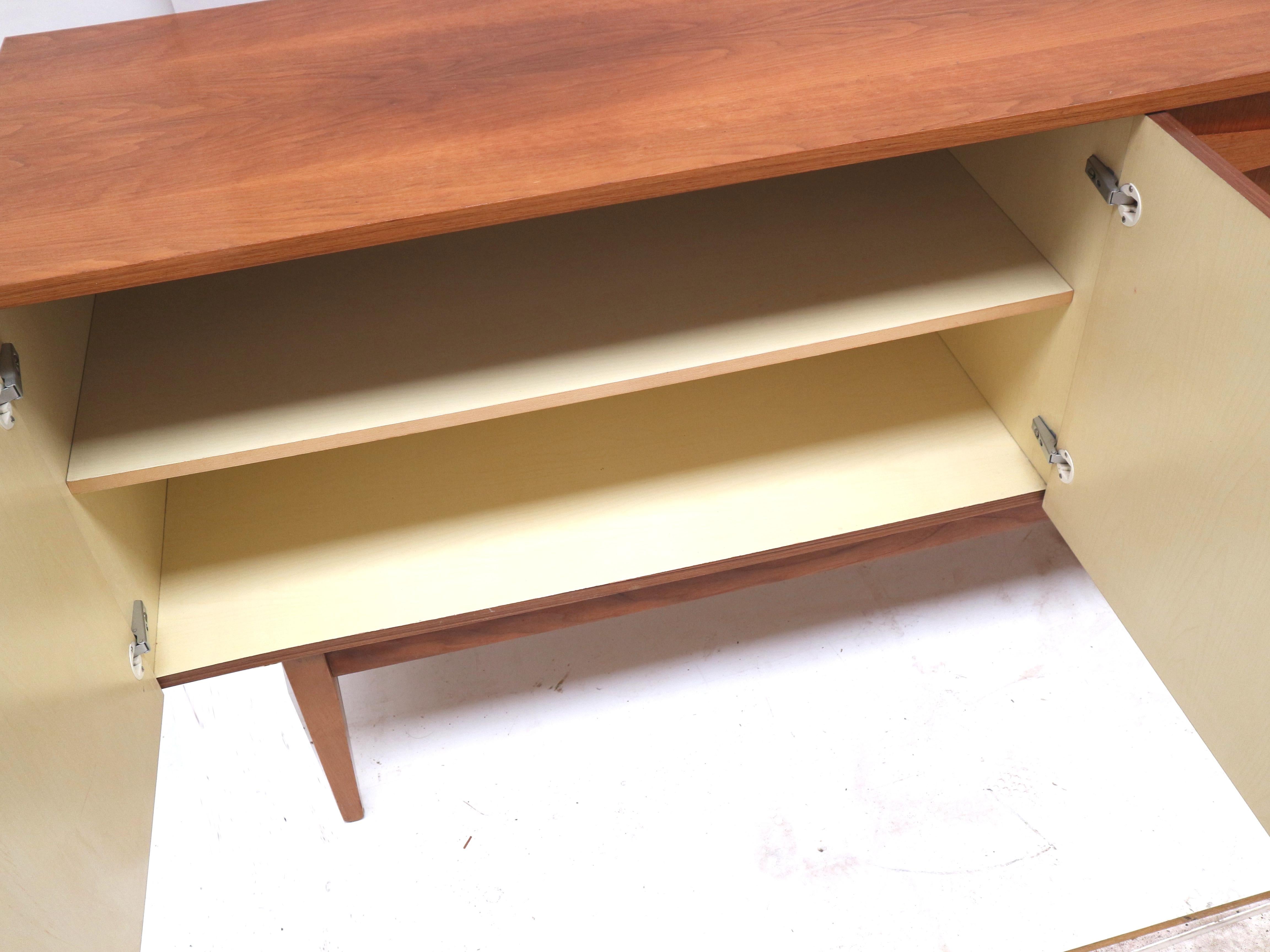 Großes Vintage-Sideboard aus den 60er Jahren (Holz)