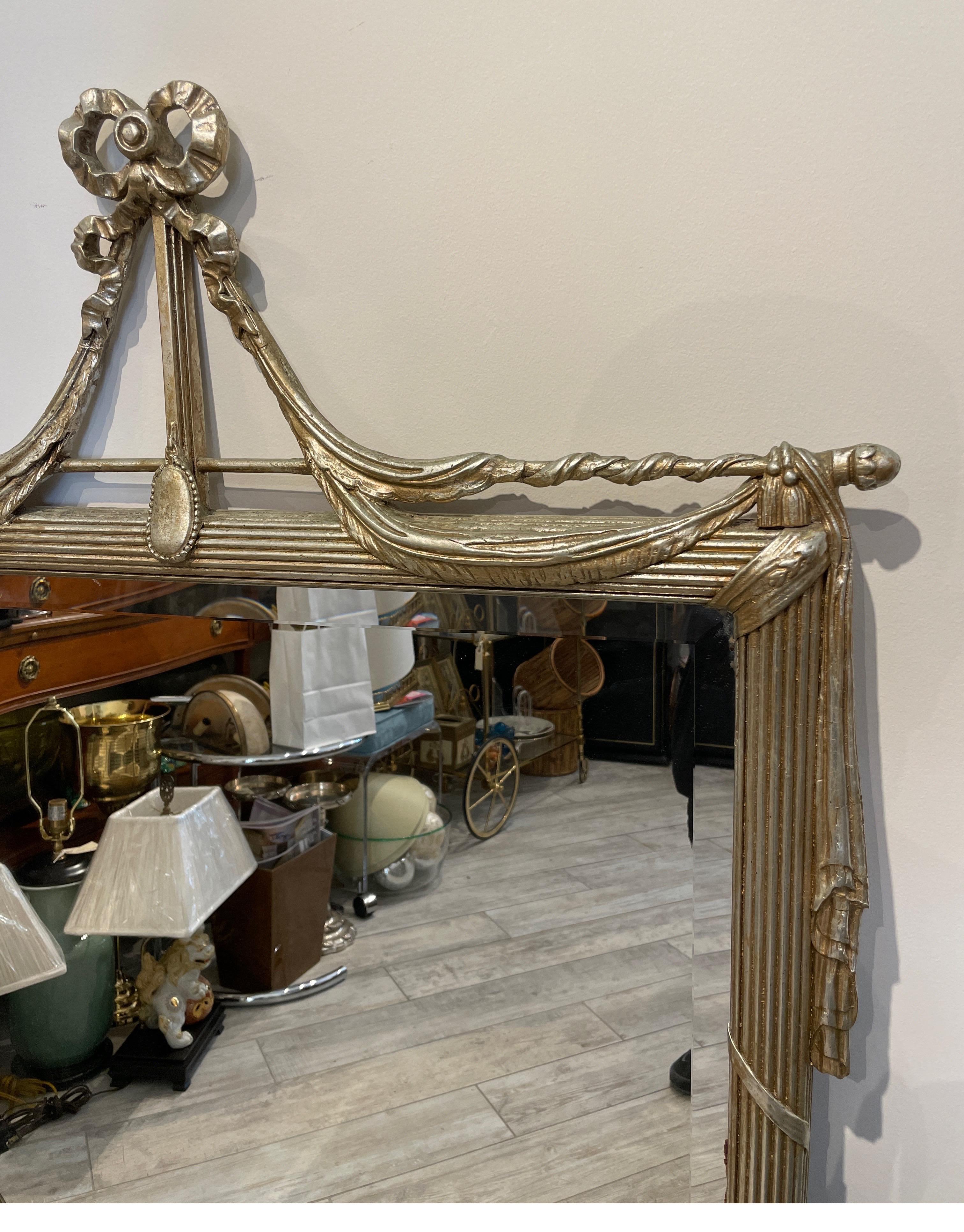 Grand miroir vintage en forme de guirlande et ruban en argent doré Bon état - En vente à West Palm Beach, FL