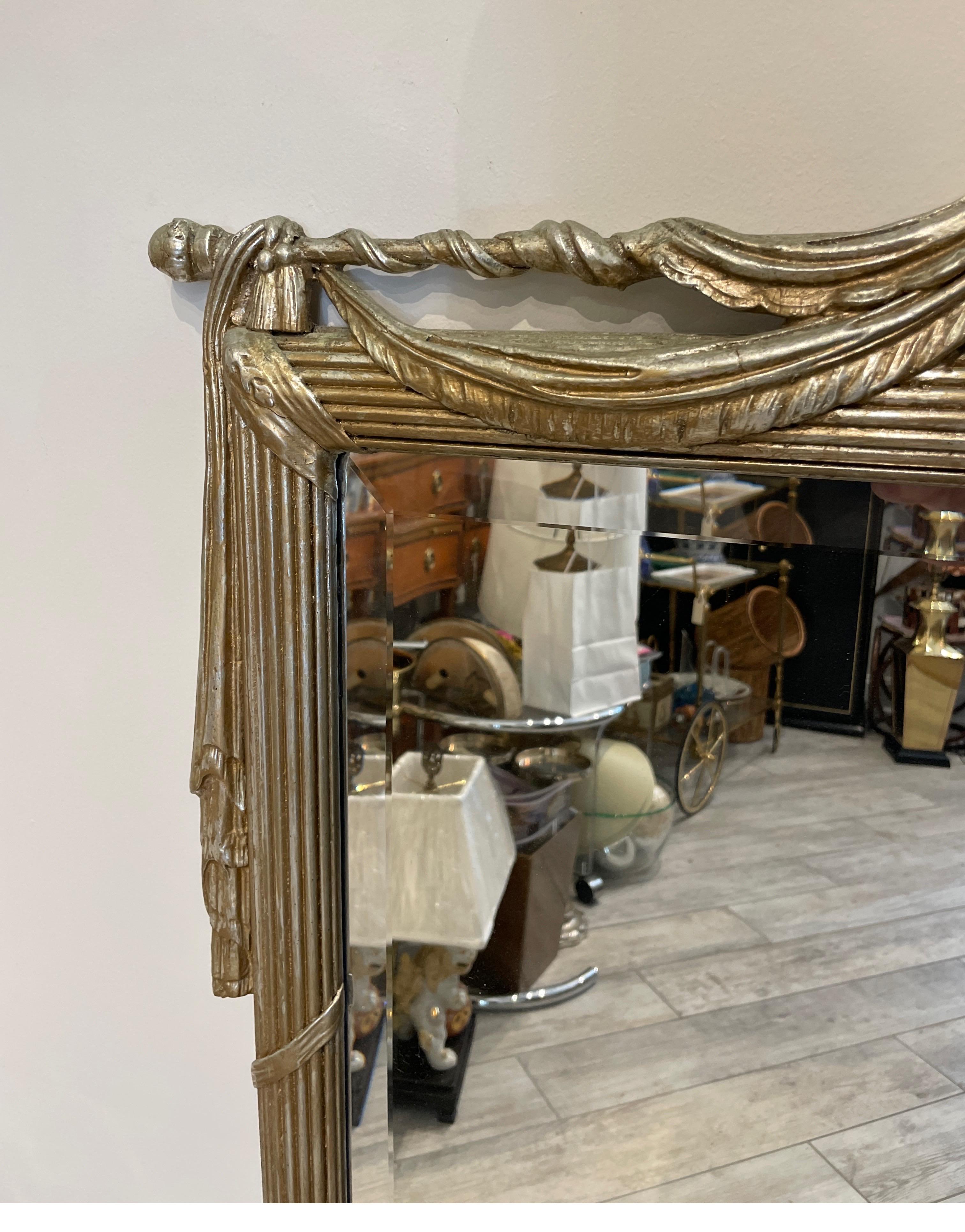 20ième siècle Grand miroir vintage en forme de guirlande et ruban en argent doré en vente